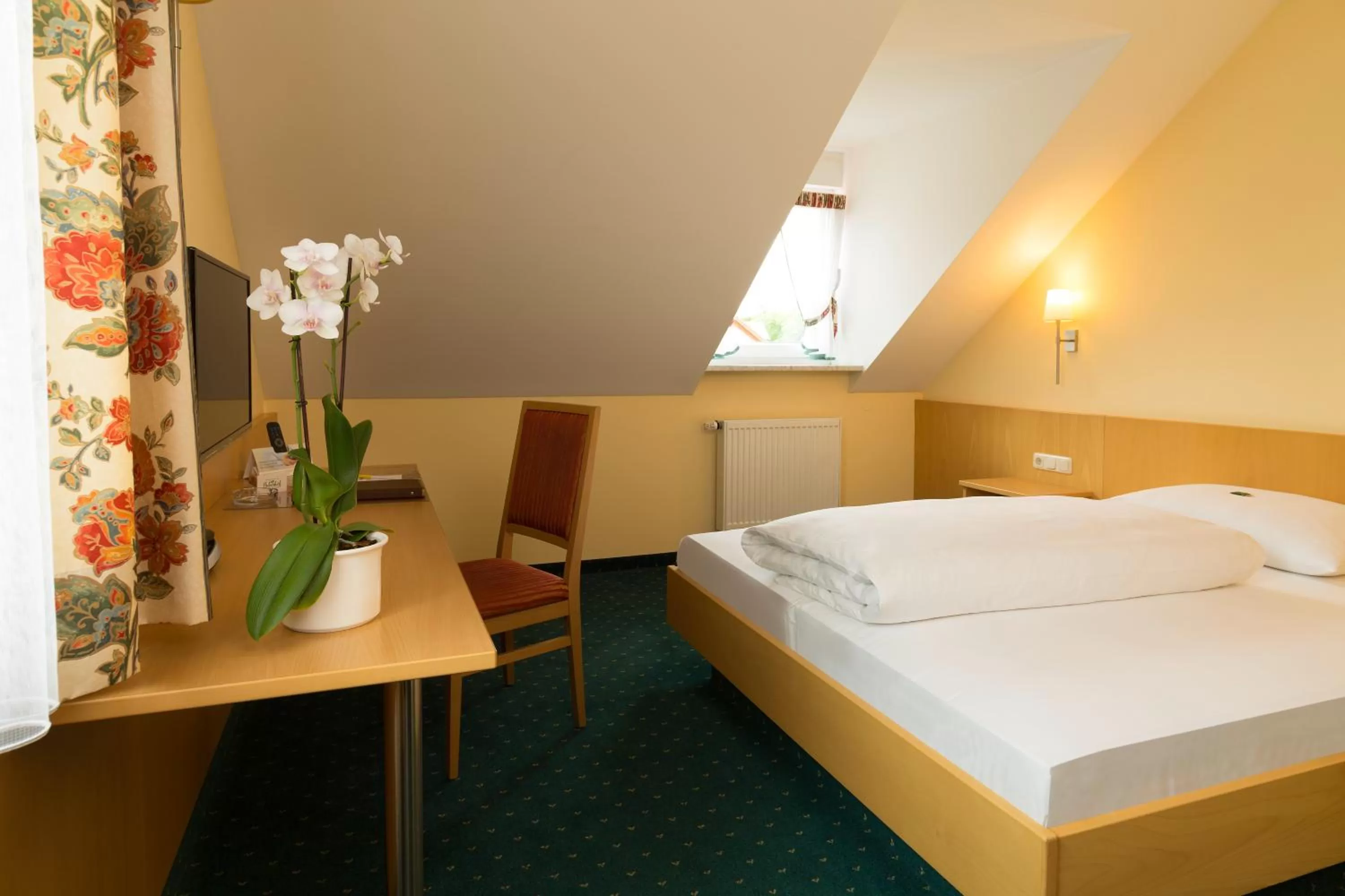 Photo of the whole room, Bed in Landhotel-Restaurant Huberhof Allershausen