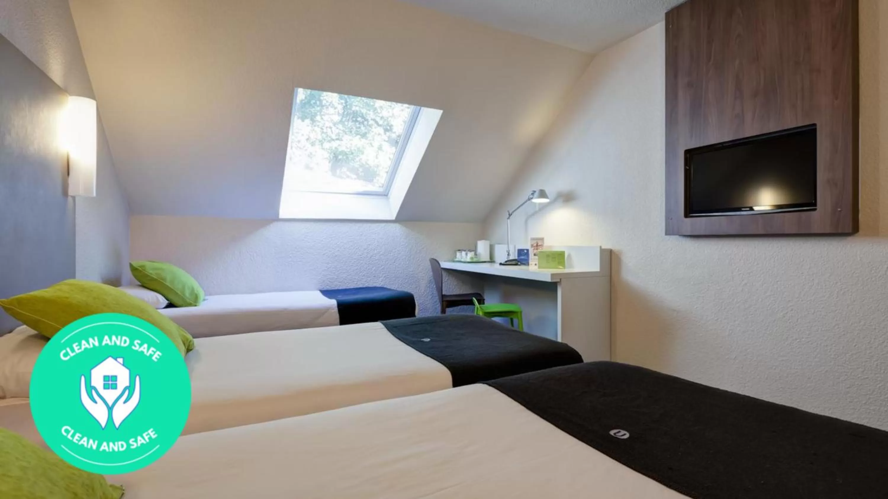 Shower, Bed in Campanile Genève - Ferney-Voltaire