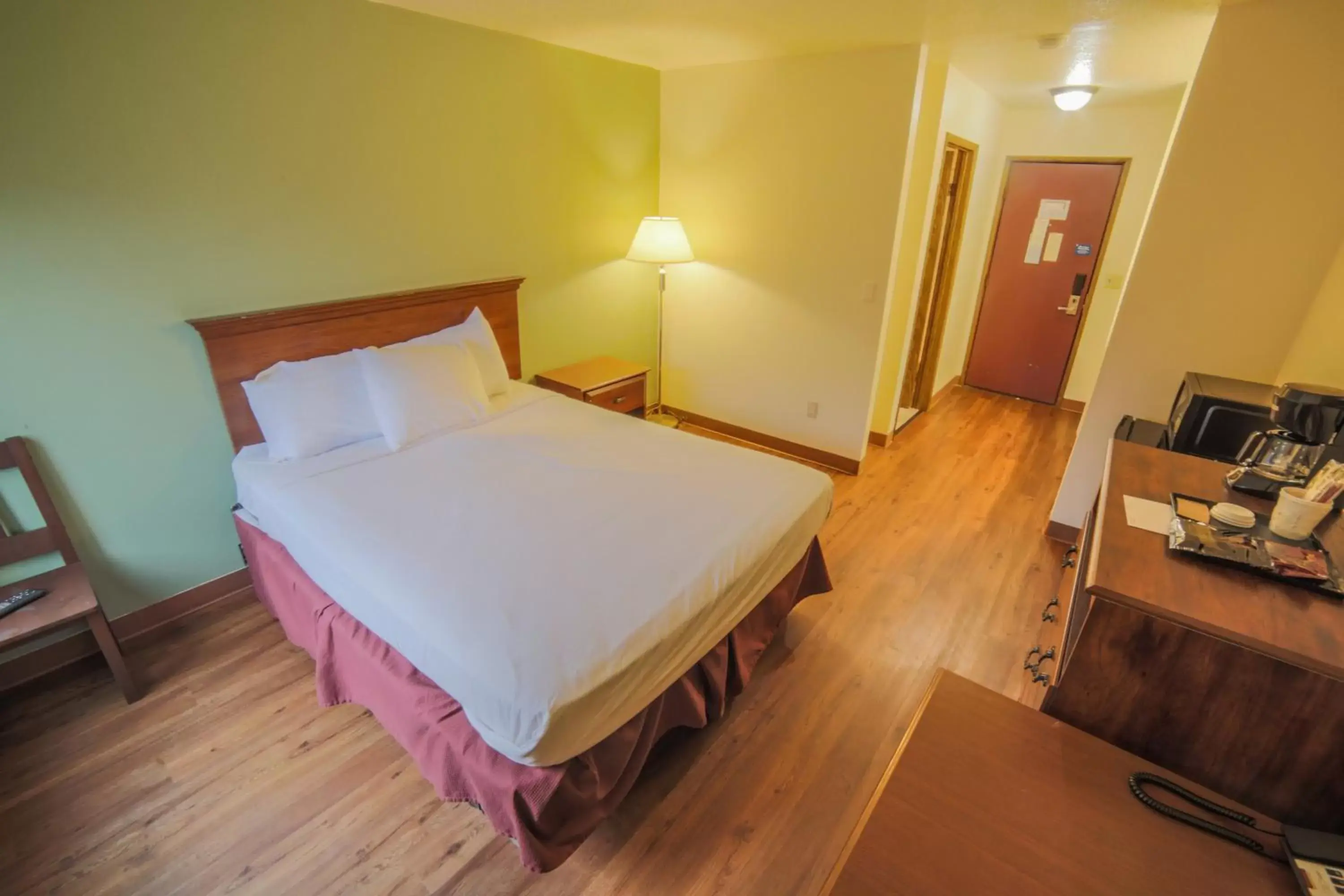 Queen Room in Sunnyside Inn and Suites Queen Room in Sunnyside Inn and Suites