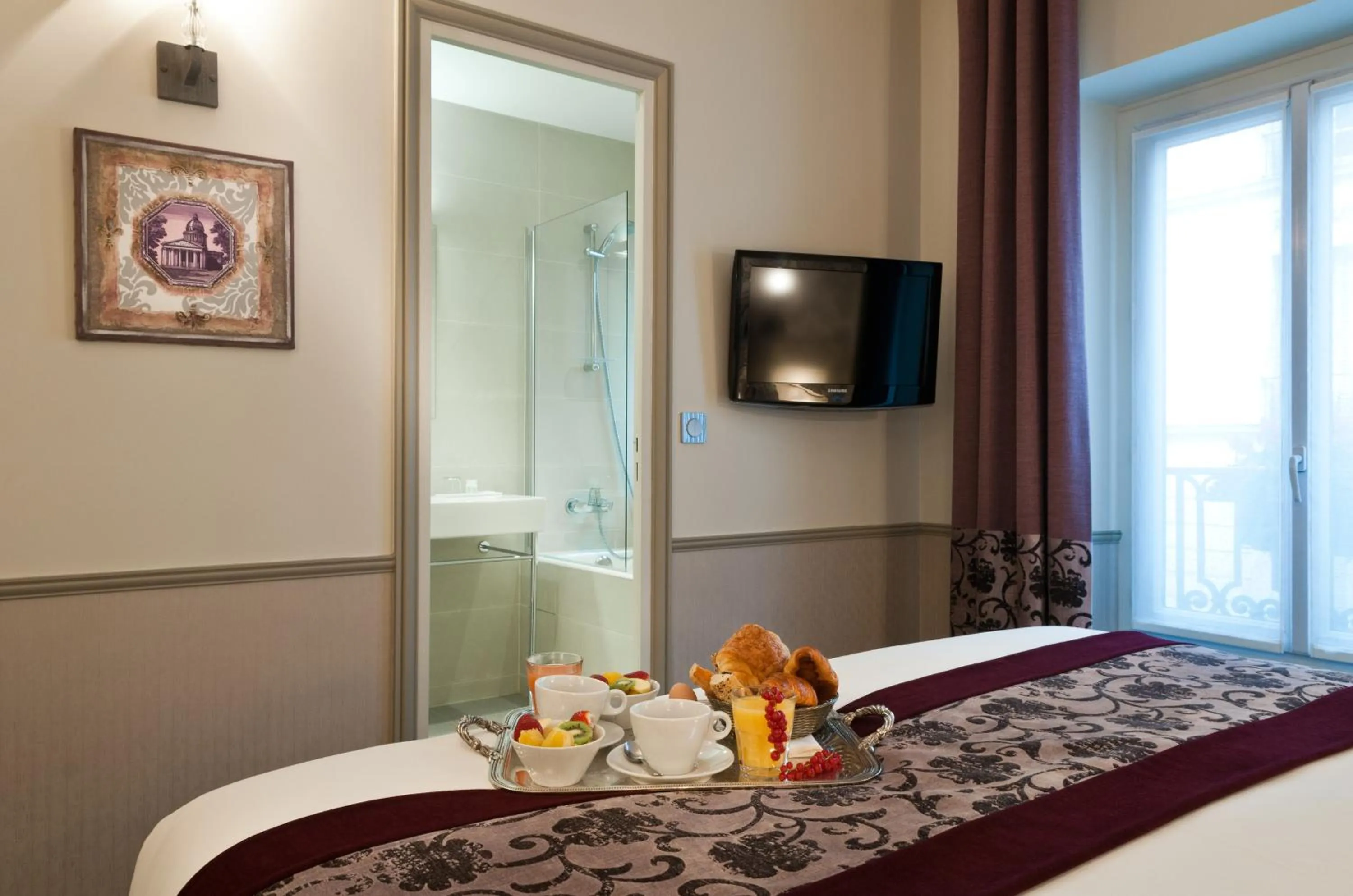 TV and multimedia, Bed in Hotel Monceau Wagram