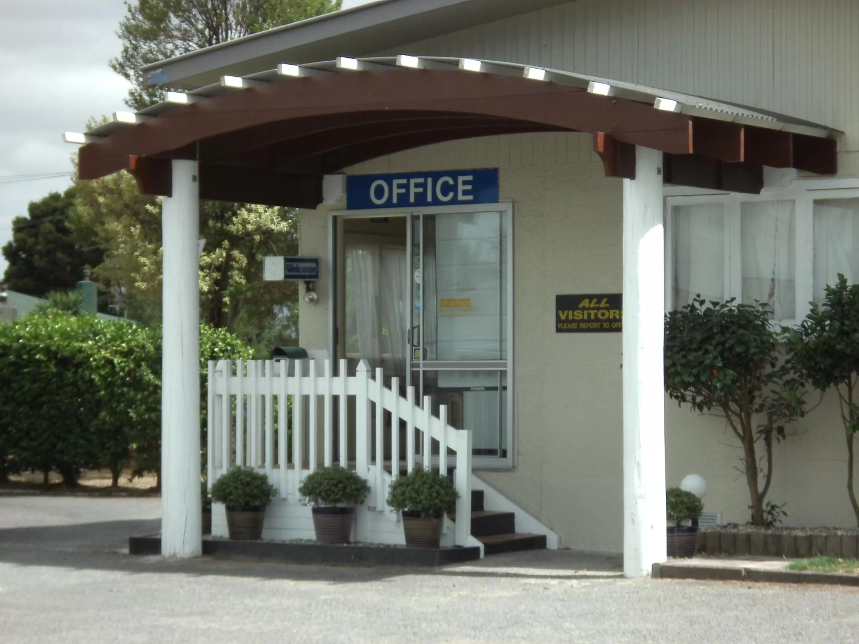 Facade/entrance in Camellia Court Family Motel