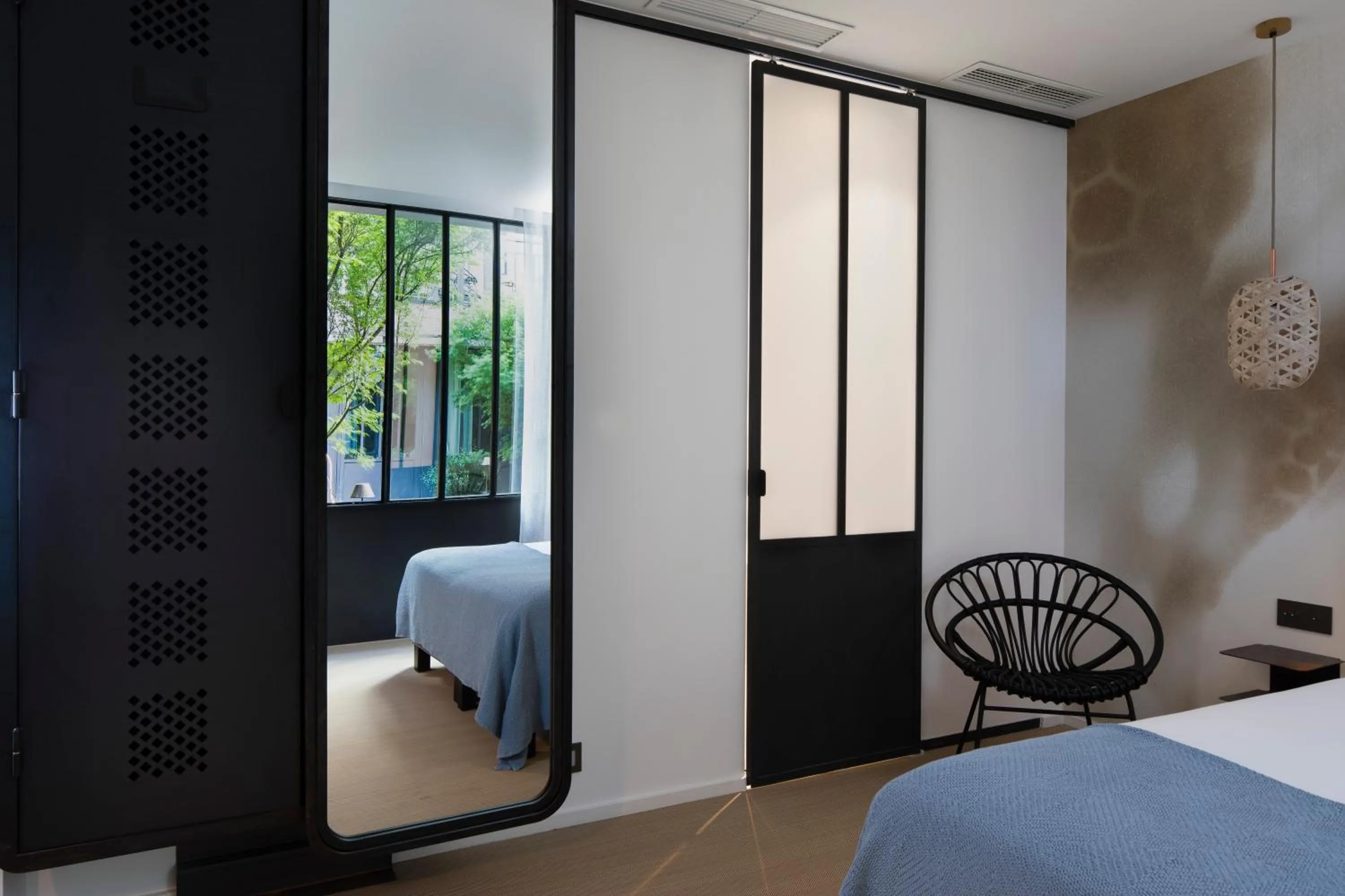 Decorative detail, Bed in Hôtel Les Deux Girafes