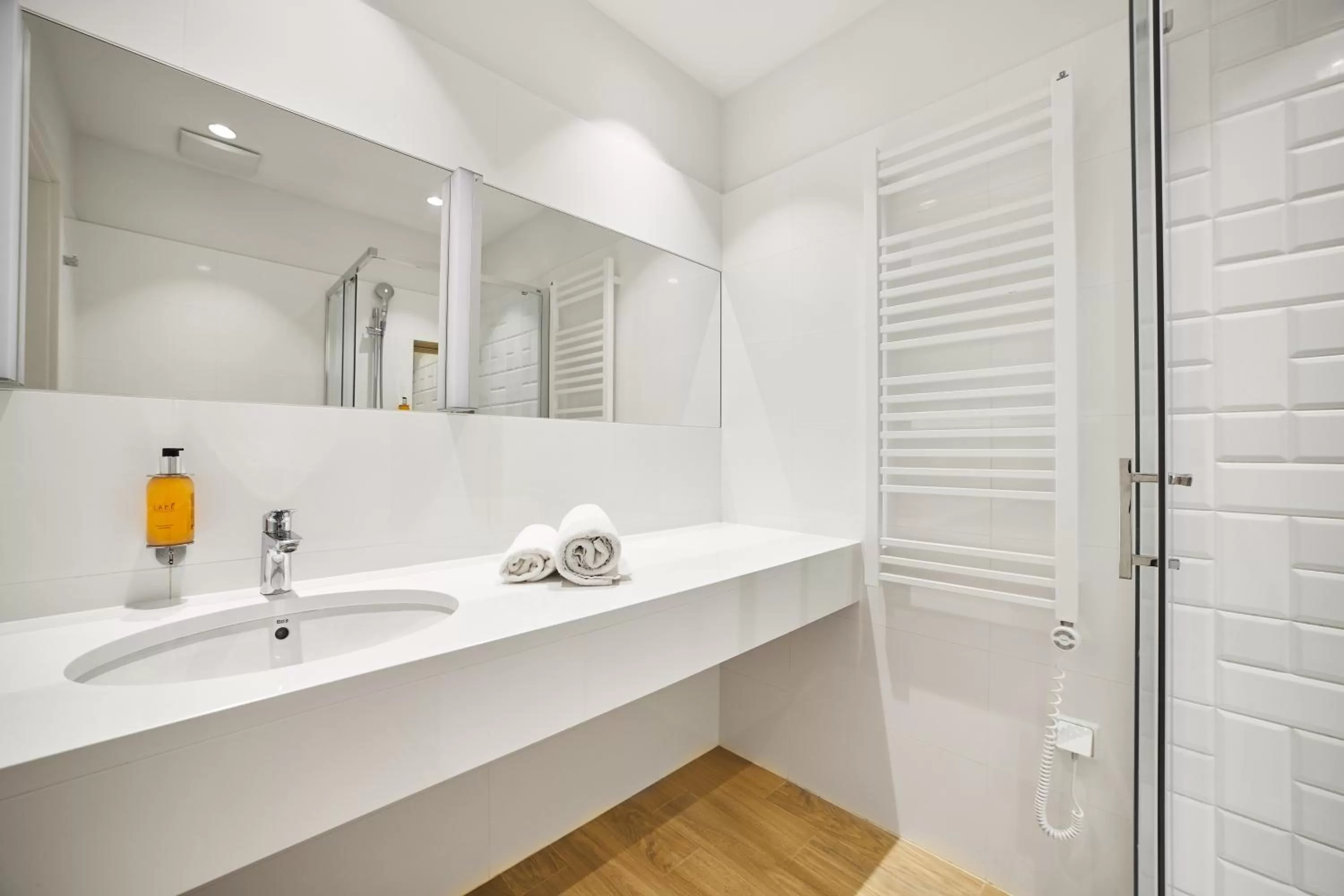 Shower in Molo Park Aparthotel