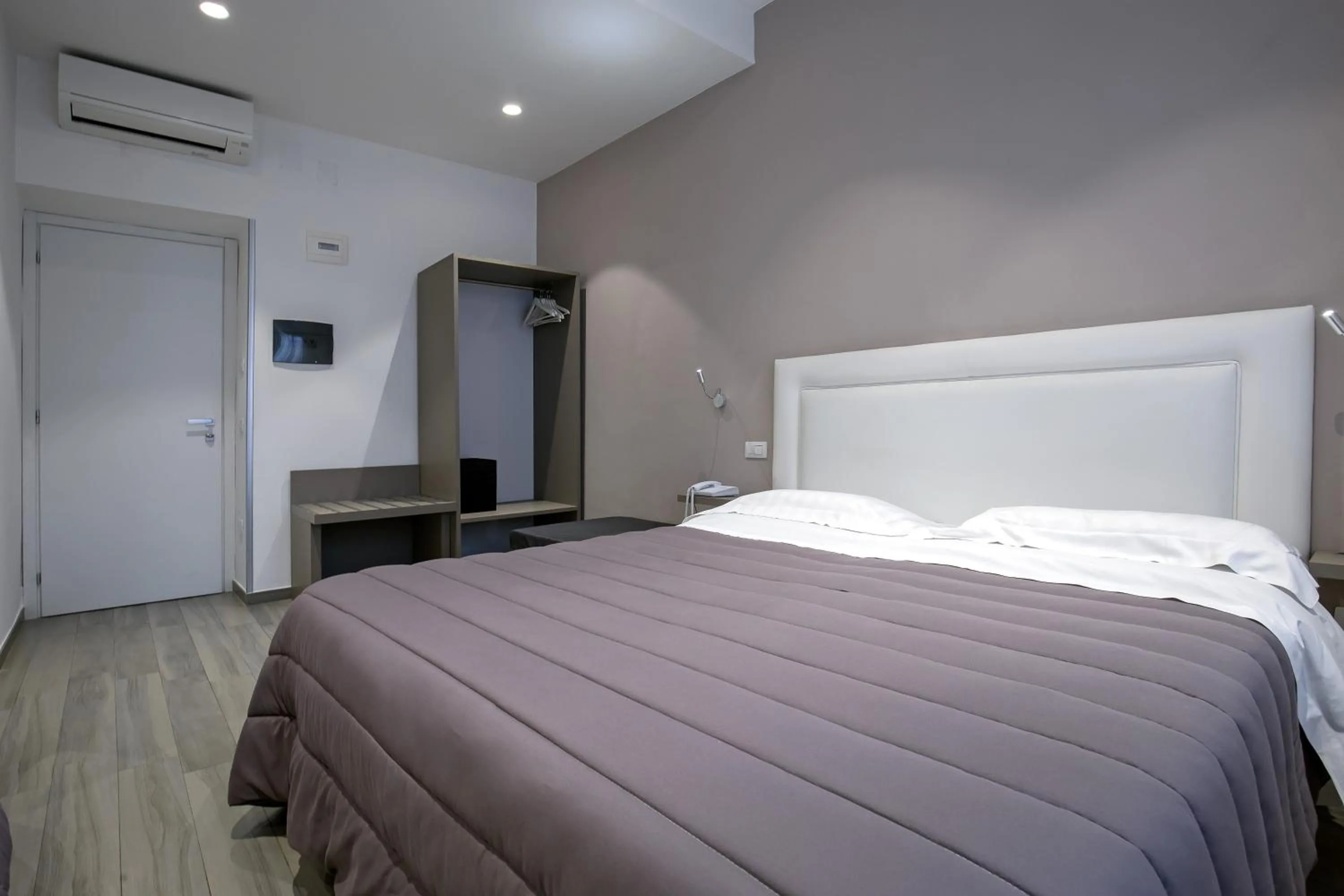 Photo of the whole room, Bed in Hotel Bruman Salerno