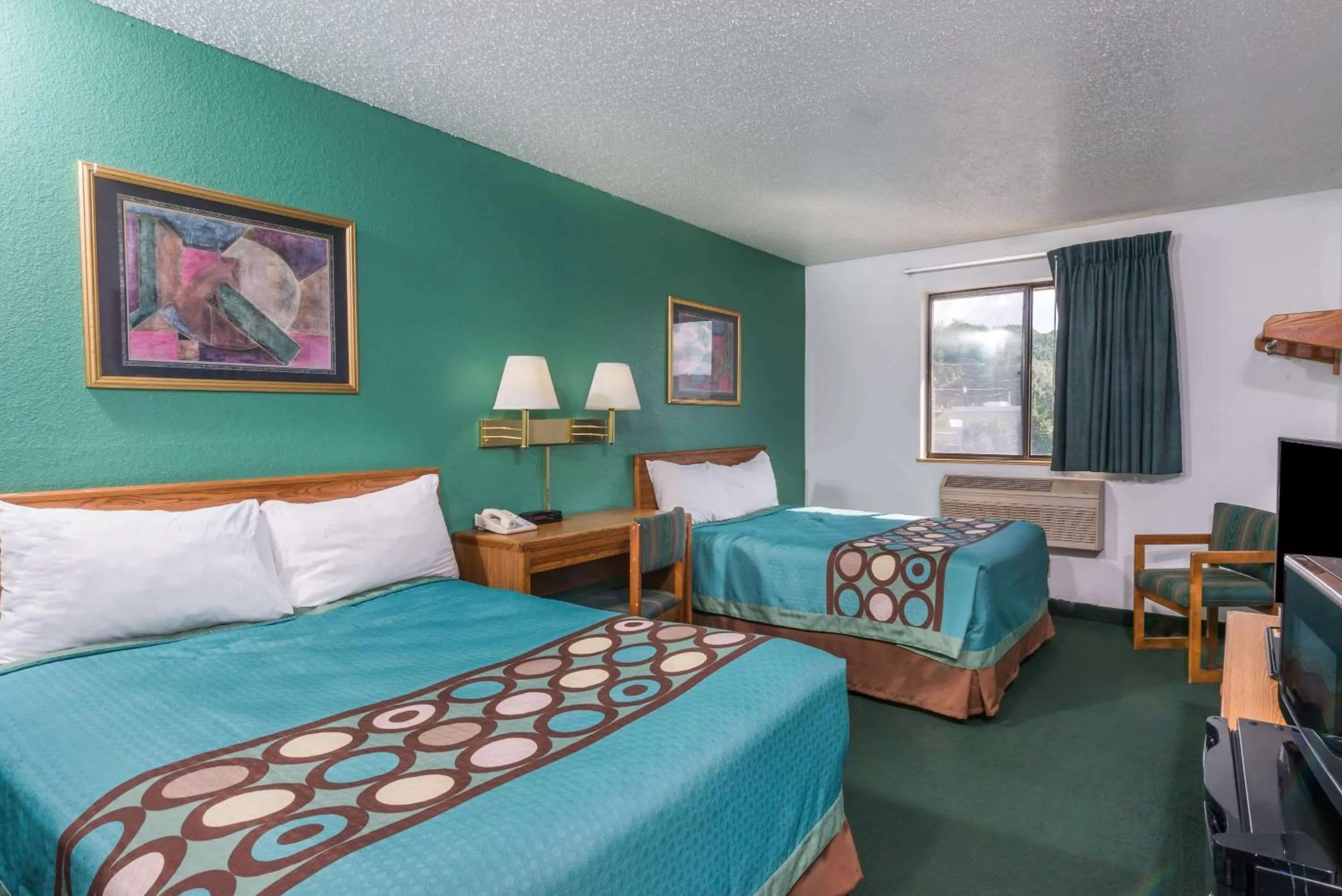 Photo of the whole room, Bed in Super 8 by Wyndham New Stanton