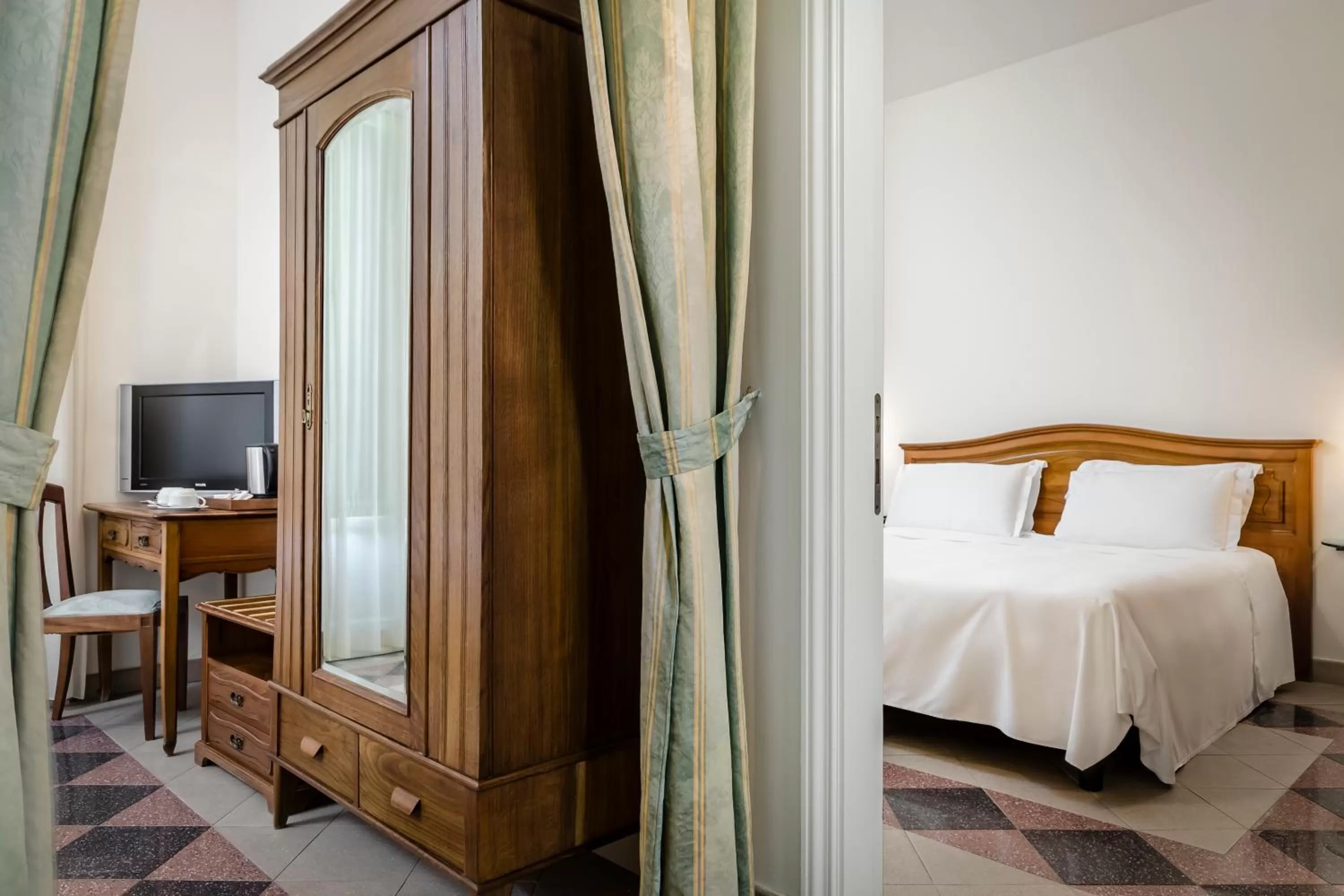 Photo of the whole room, Bed in Eurostars Centrale Palace Hotel