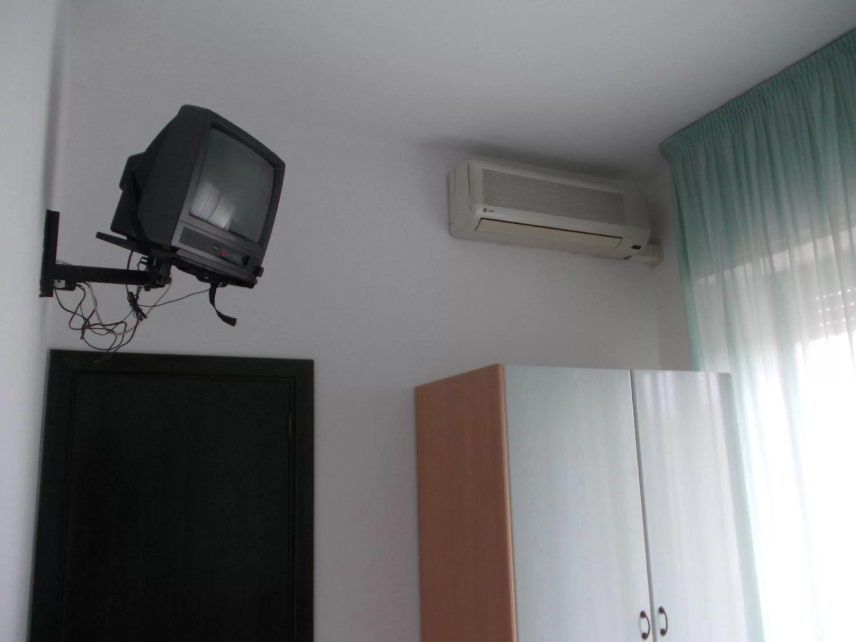 TV/Entertainment Center in Scacco Rosso