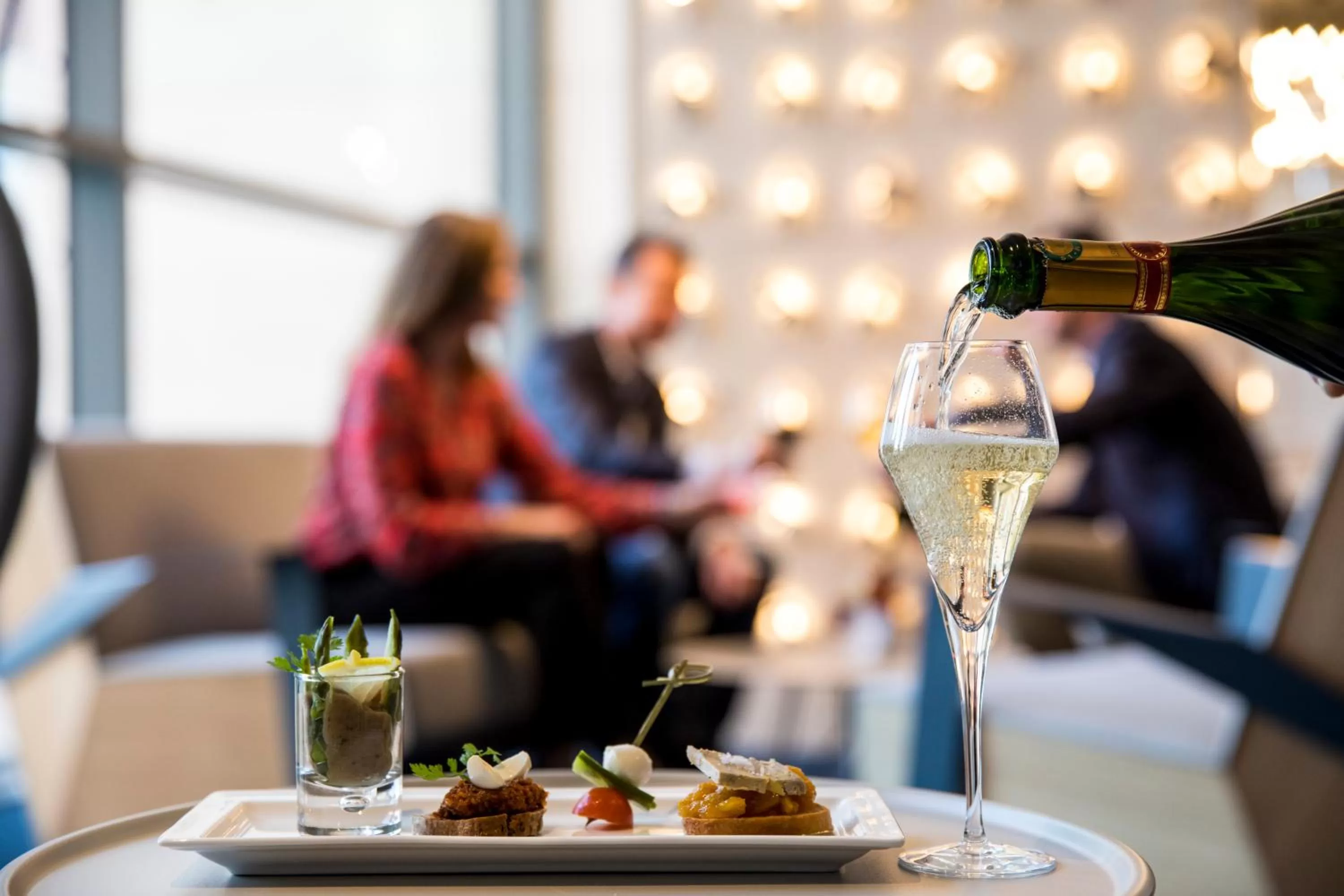 Lounge or bar in Mercure Beauvais Centre Cathédrale