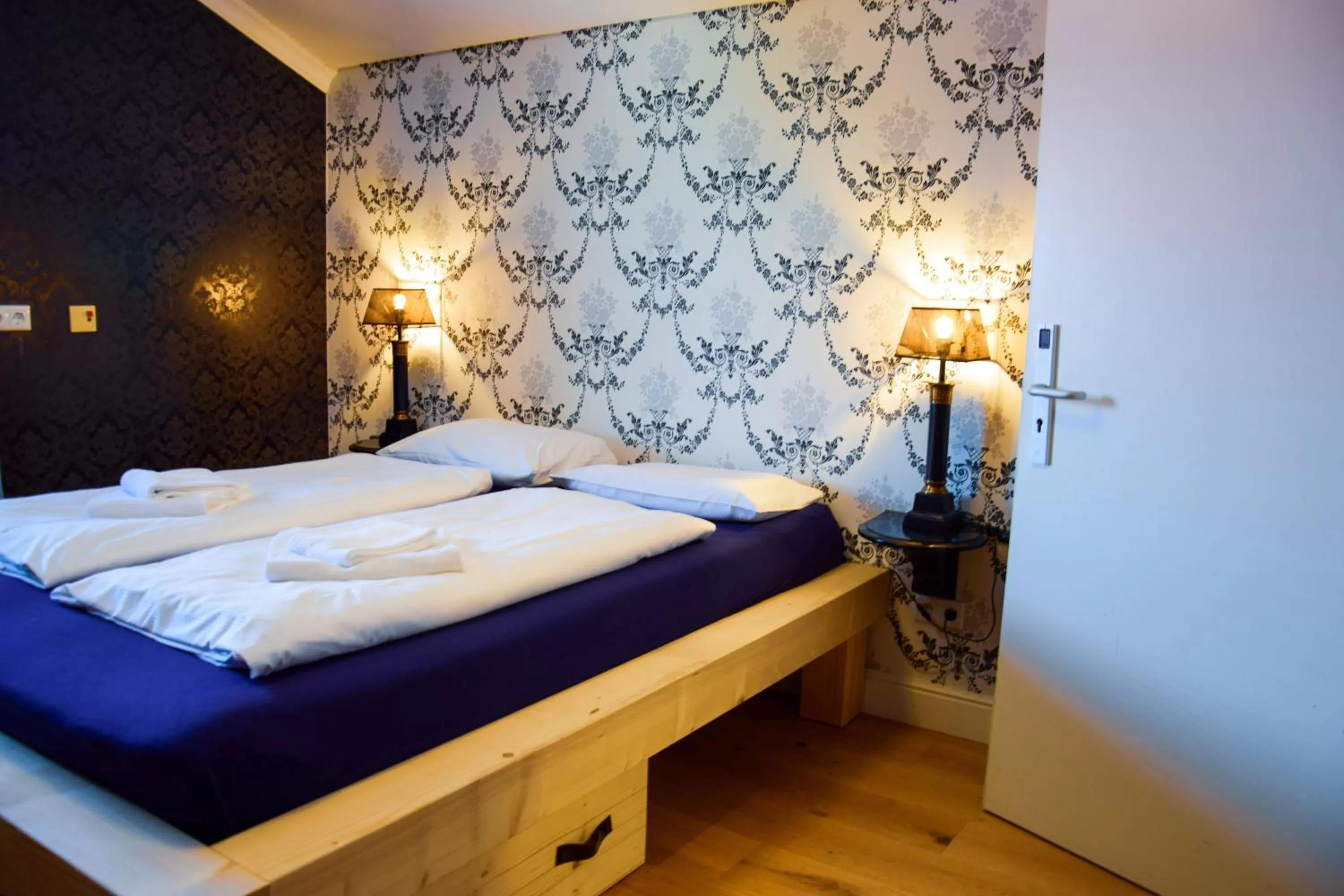 Photo of the whole room, Bed in Sauna & Whirlpool - ALPENLIEBE APARTments