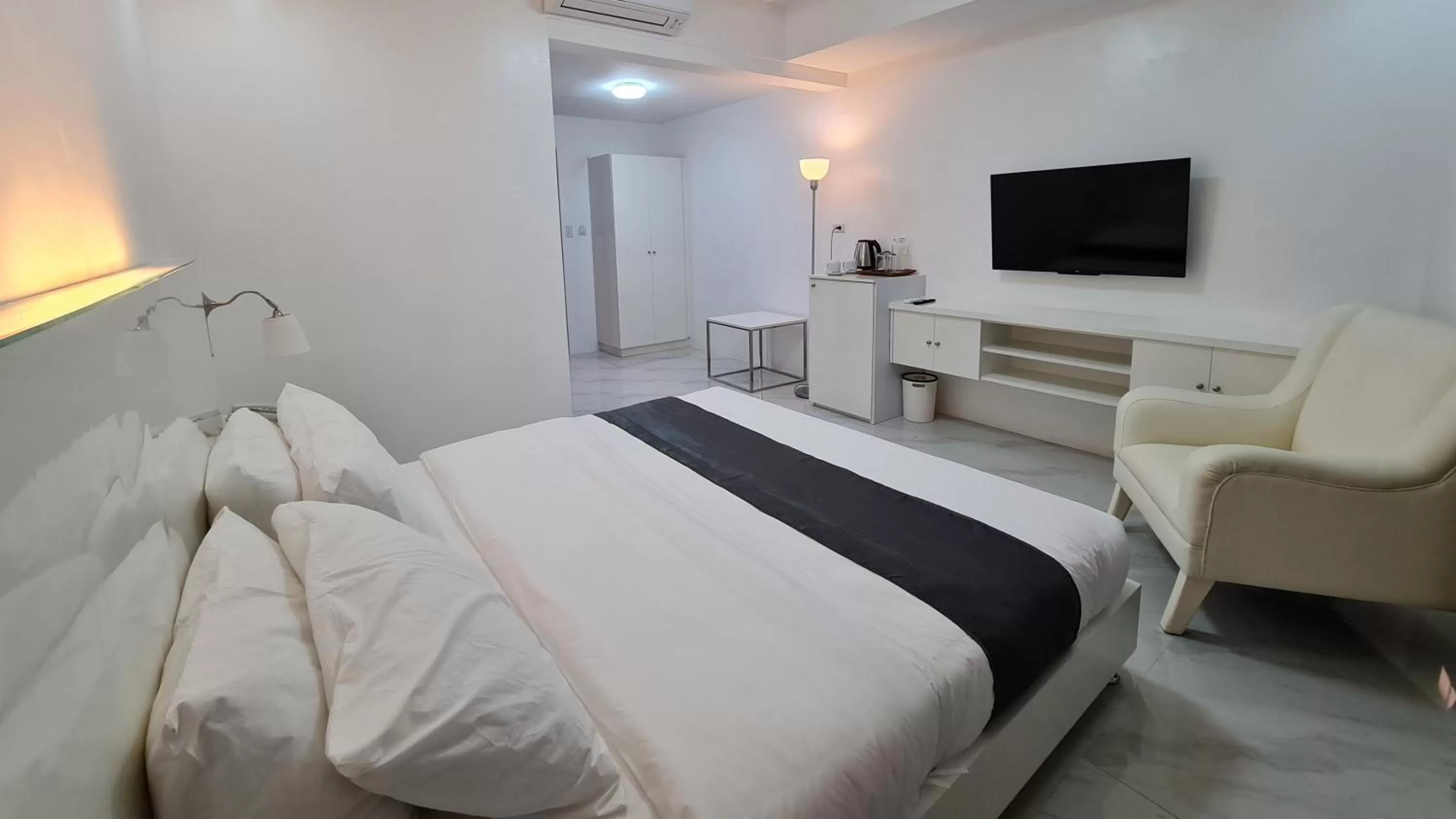 Bedroom, Bed in Staycation Hotel