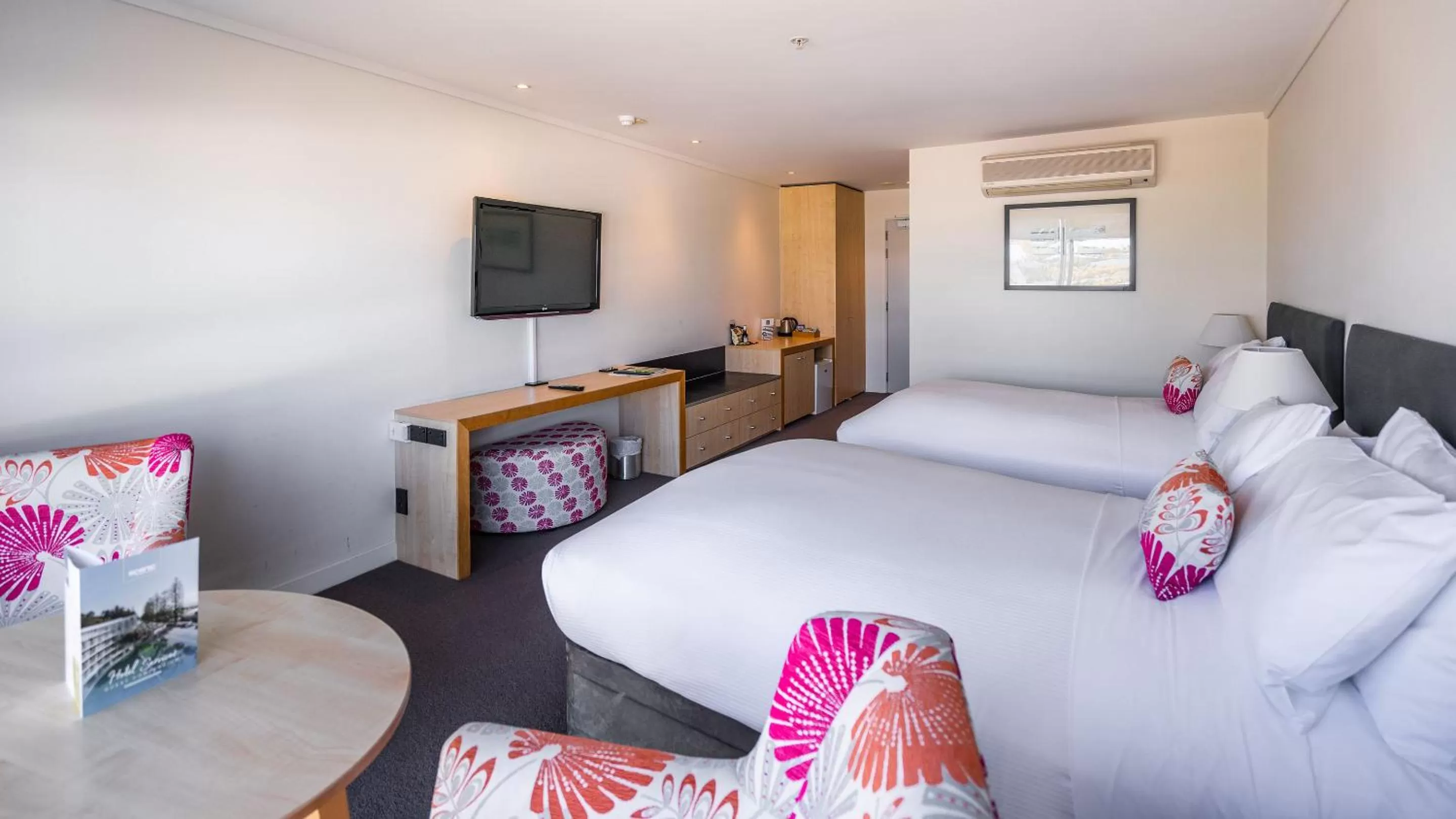 Photo of the whole room, Bed in Scenic Hotel Te Pania