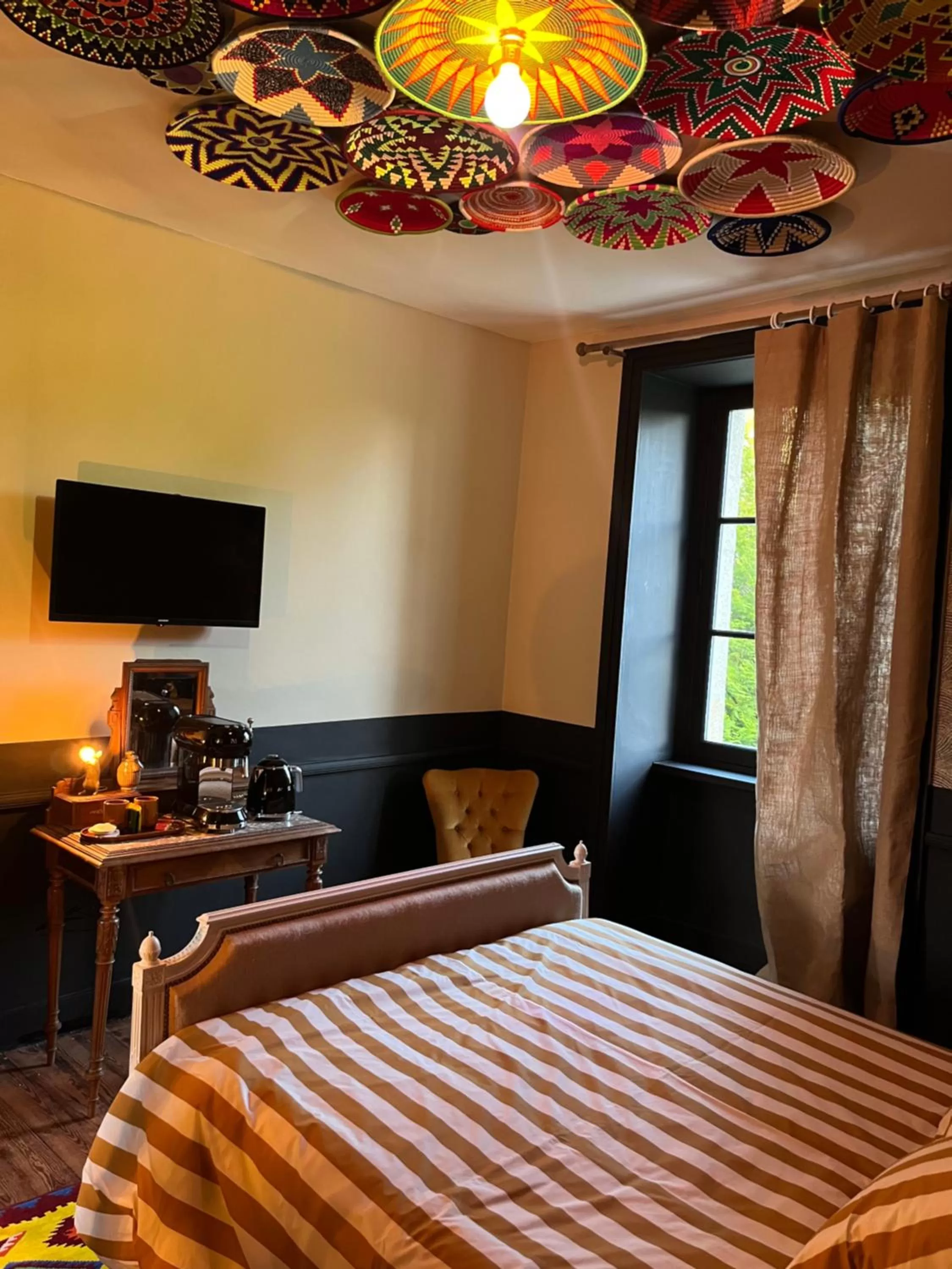 Photo of the whole room, Bed in la_grande_guerais