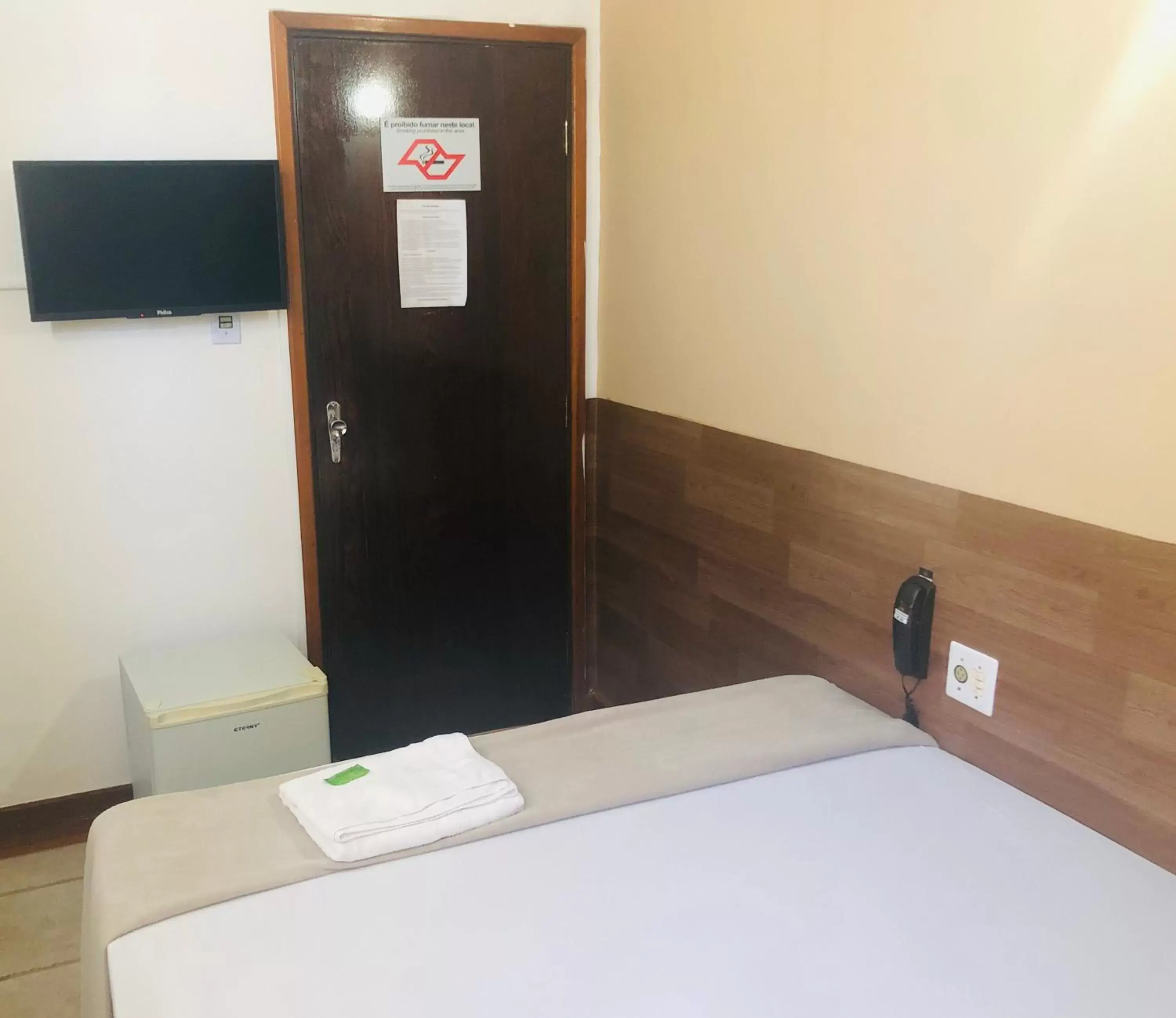 Queen Room - single occupancy in Bento palace hotel Queen Room - single occupancy in Bento palace hotel