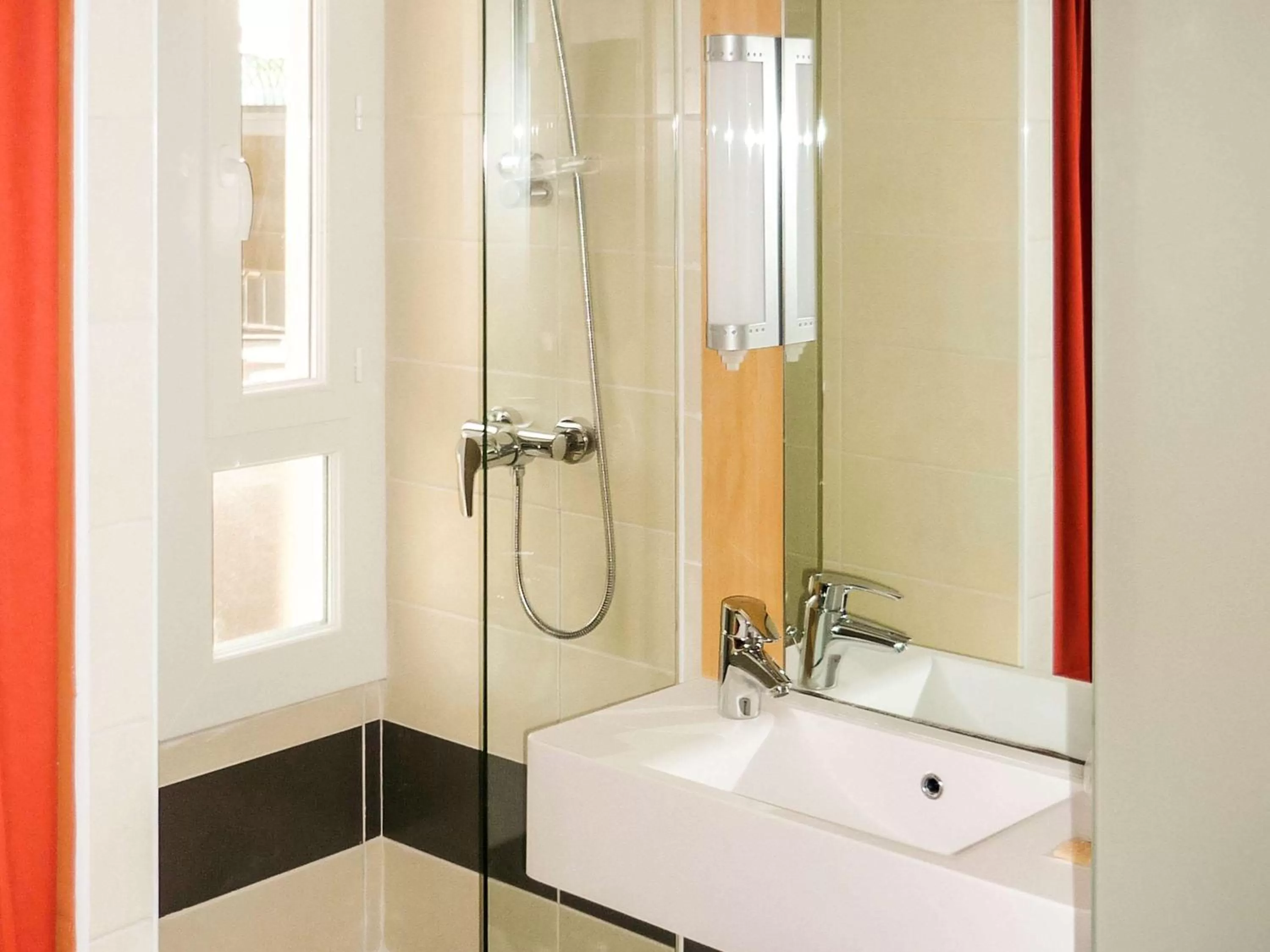 Shower in ibis Montpellier Centre Polygone