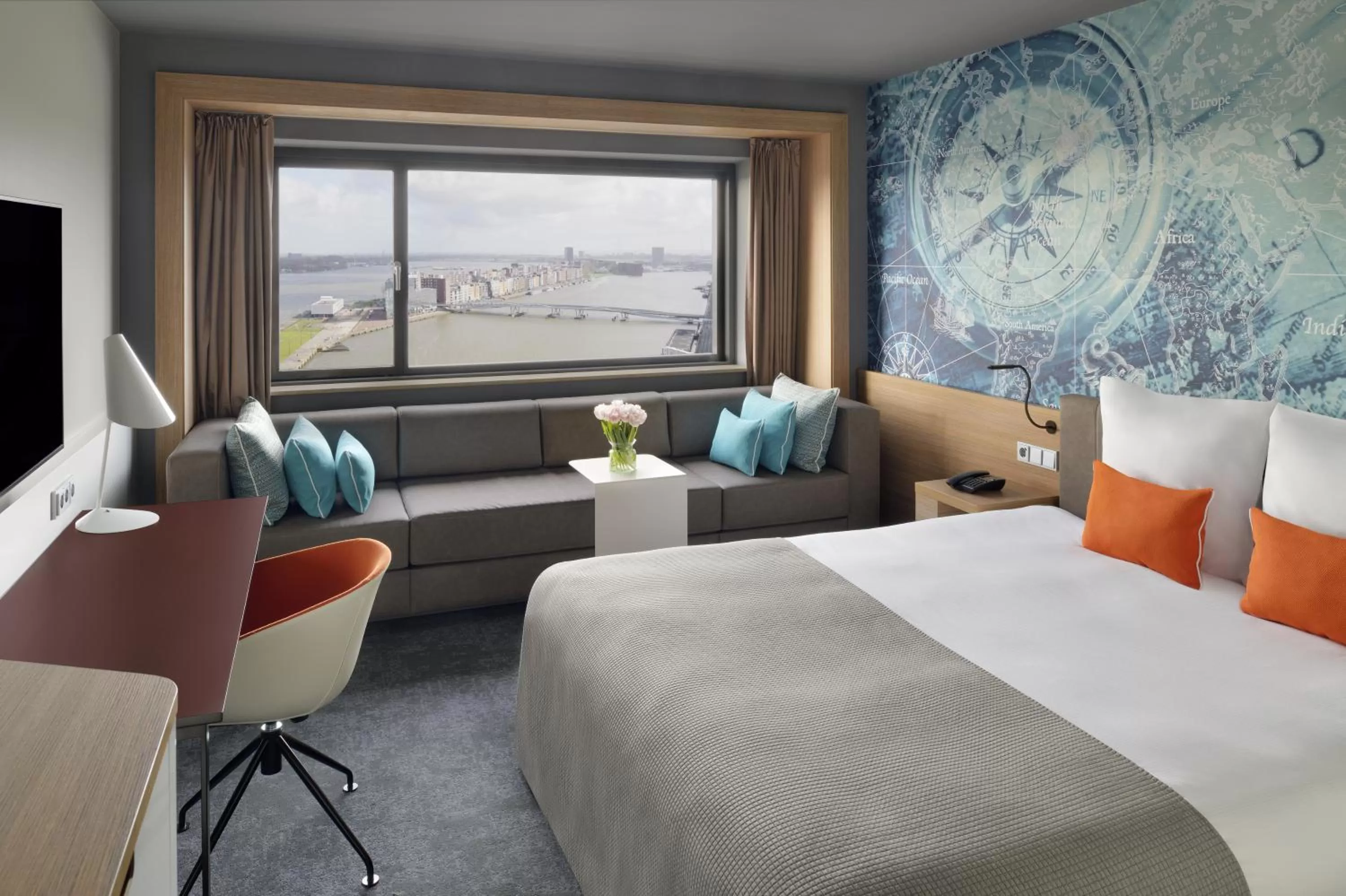 Photo of the whole room, Bed in Mövenpick Hotel Amsterdam City Centre