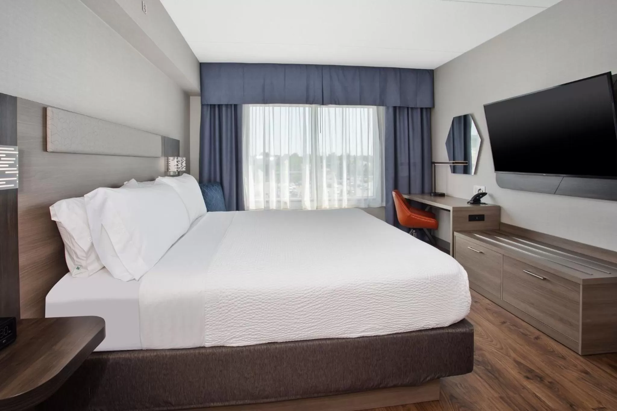 Photo of the whole room, Bed in Holiday Inn Express Kingston Central by IHG