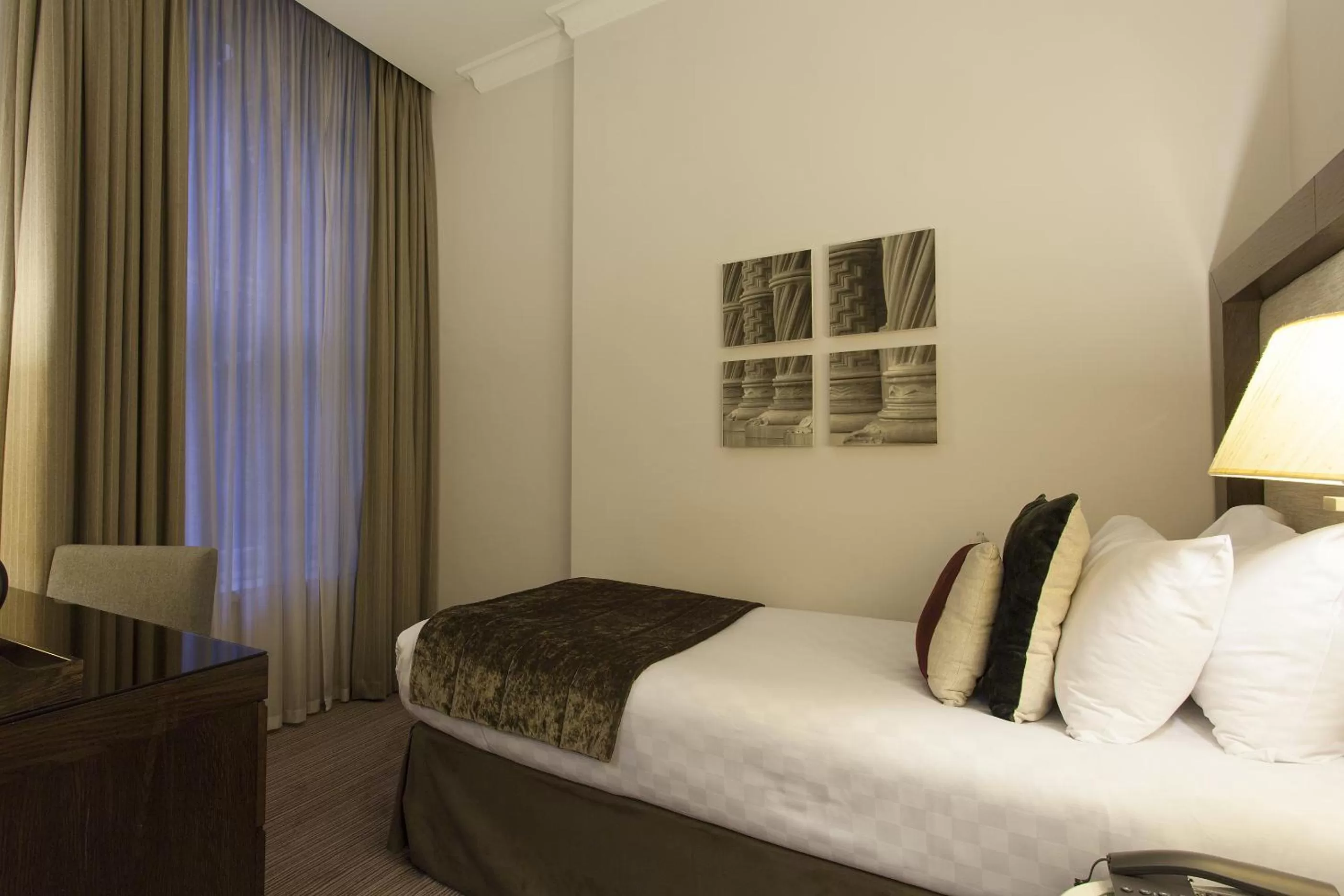 Photo of the whole room, Bed in Thistle London Holborn