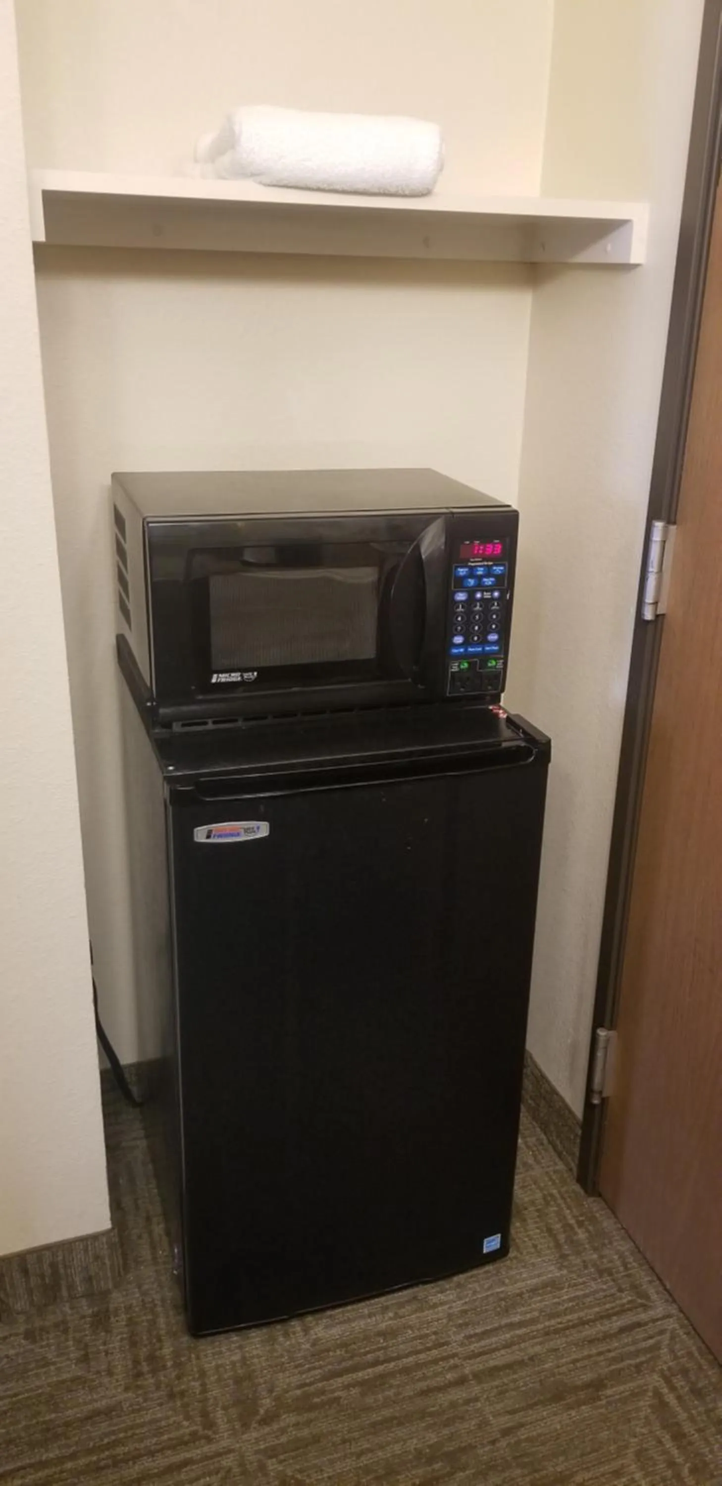 Kitchen or kitchenette in La Quinta Inn by Wyndham Indianapolis Airport Executive Dr