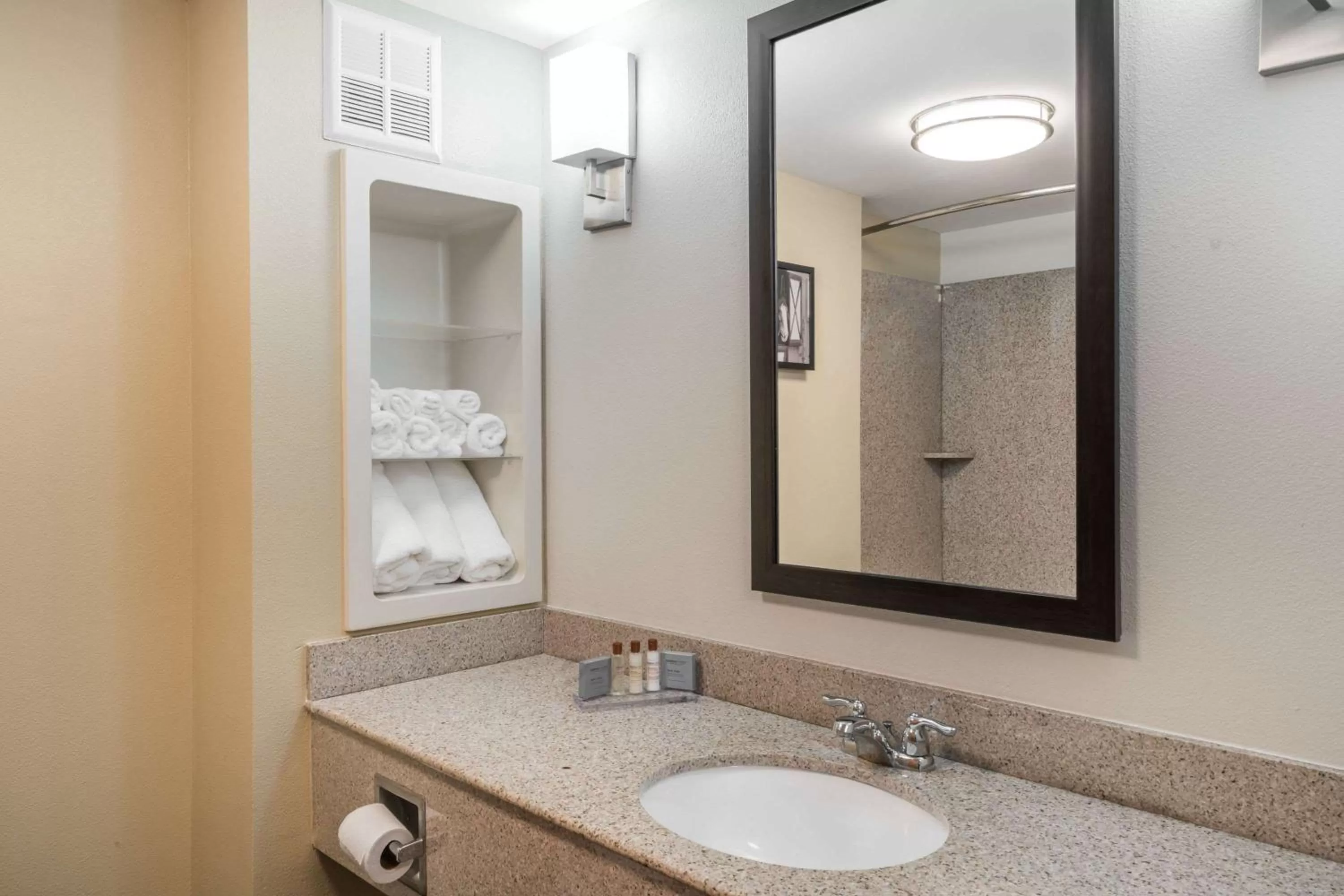Bathroom in Wingate by Wyndham Bowling Green