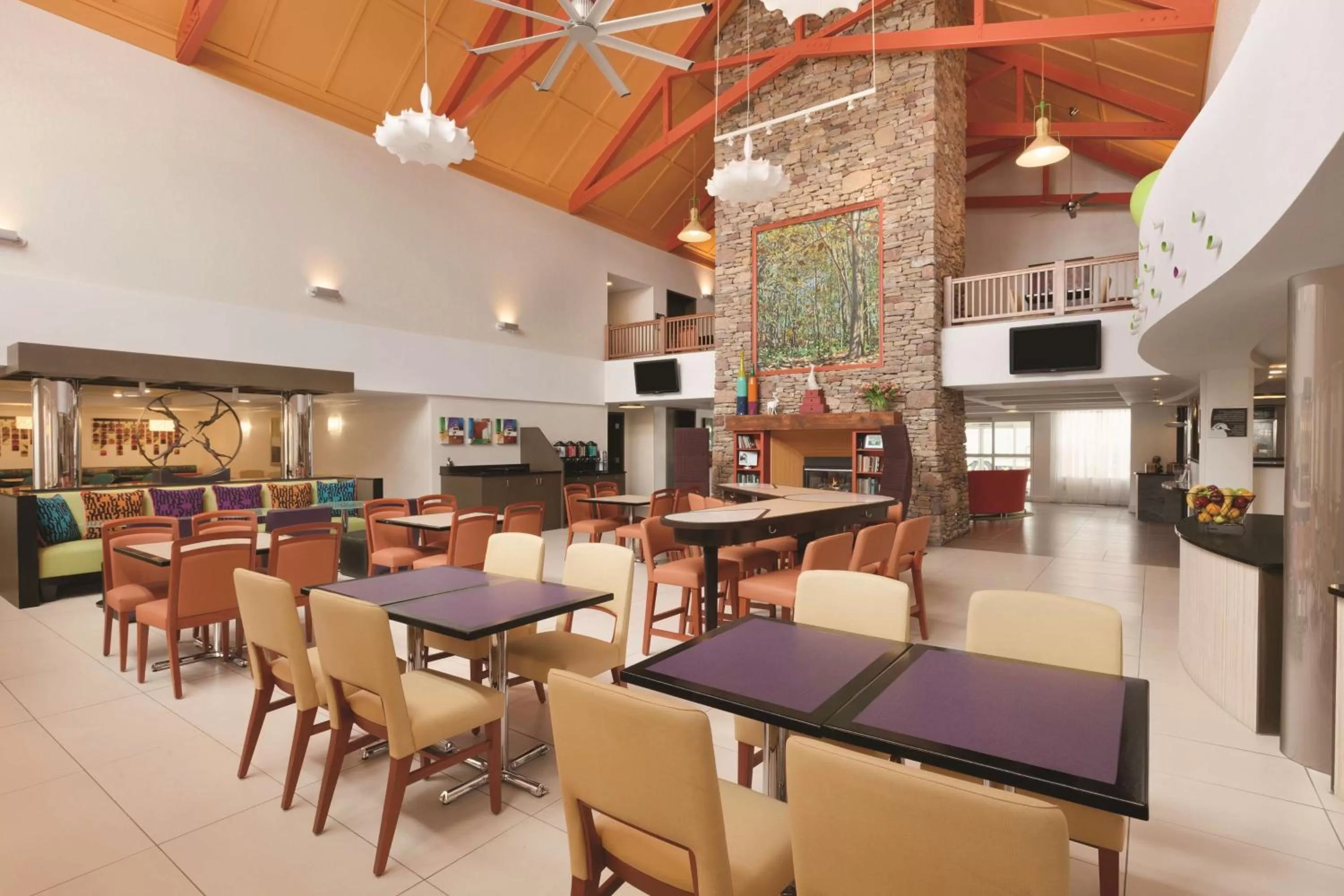 Lounge or bar in Homewood Suites Harrisburg-West Hershey Area