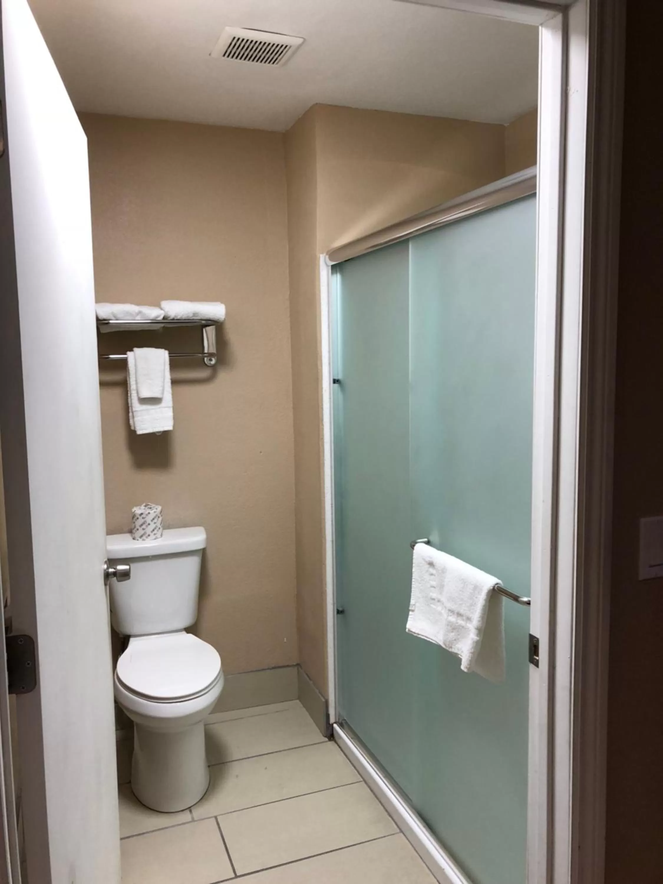 Bathroom in Casa Royal Inn