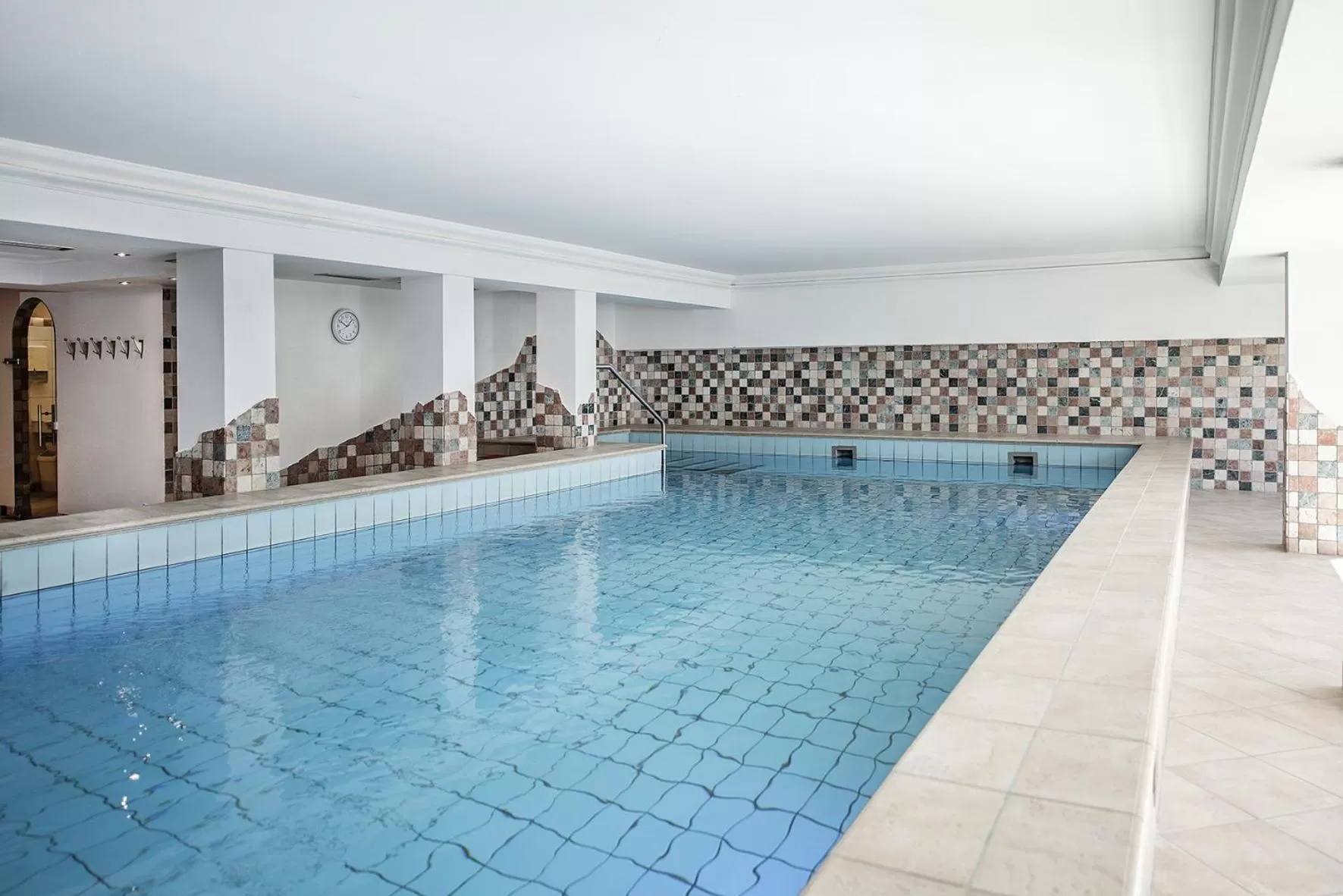 Swimming pool in Hotel Serles