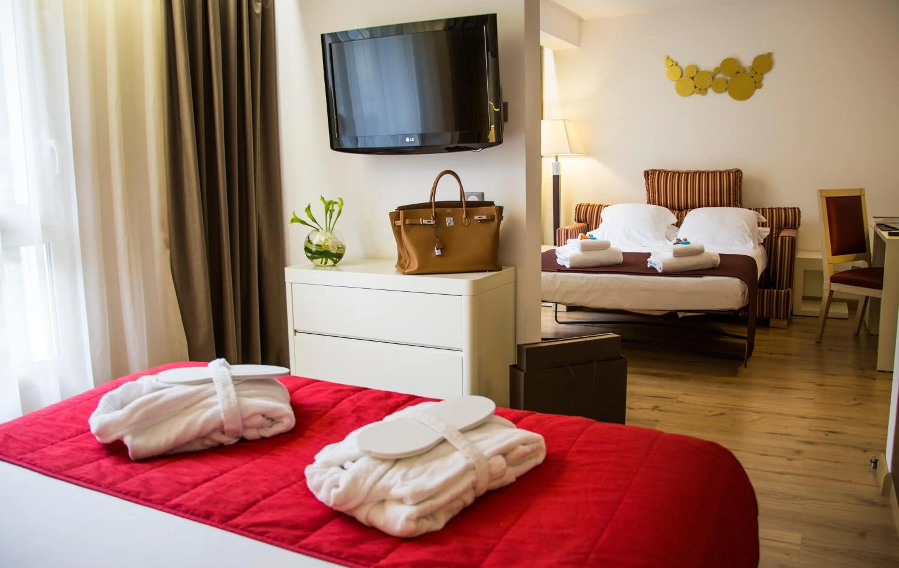 Bed in Hôtel Montaigne & Spa - Cannes Centre