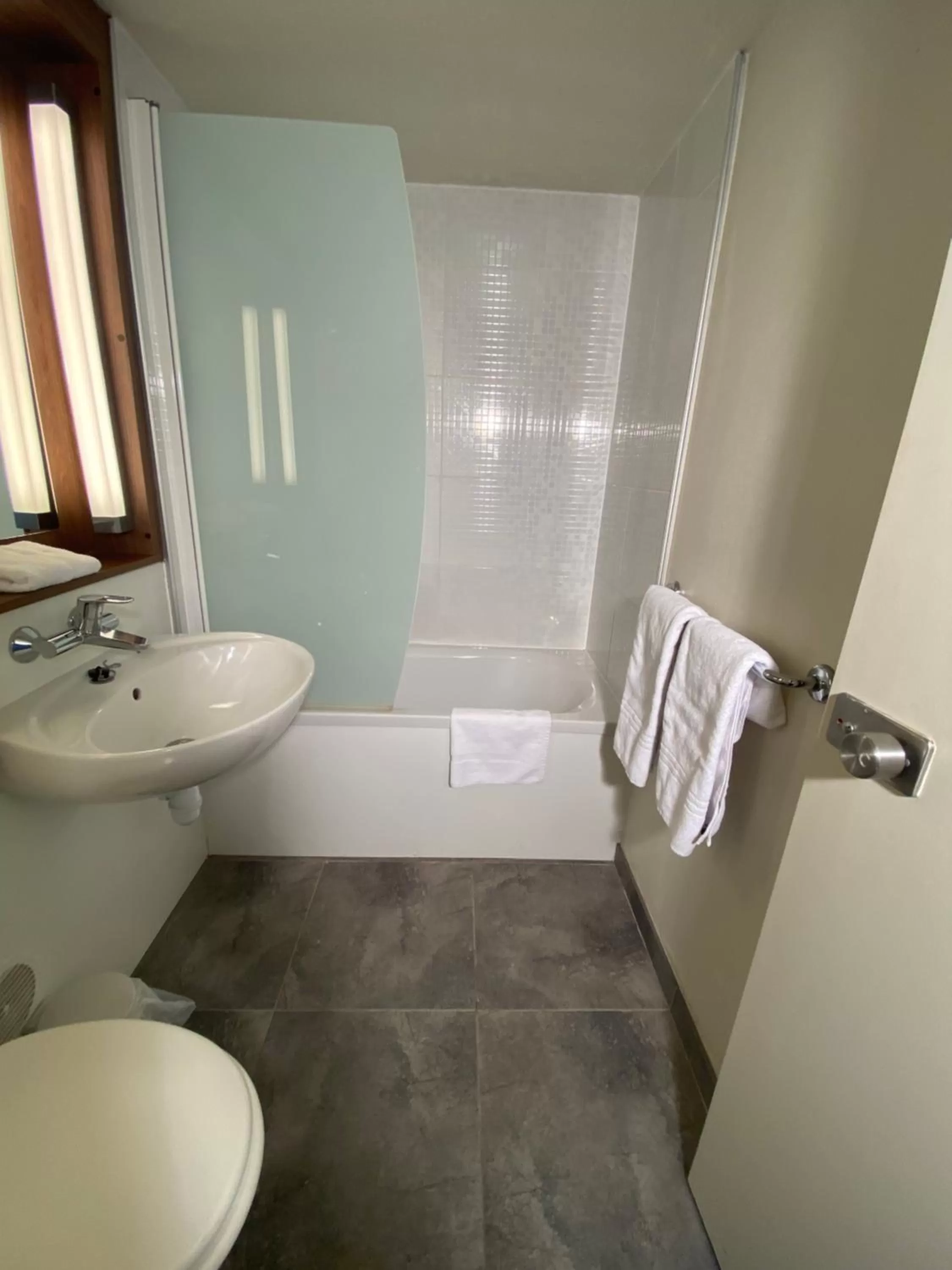 Toilet in Campanile Nantes ~ Rezé Aéroport