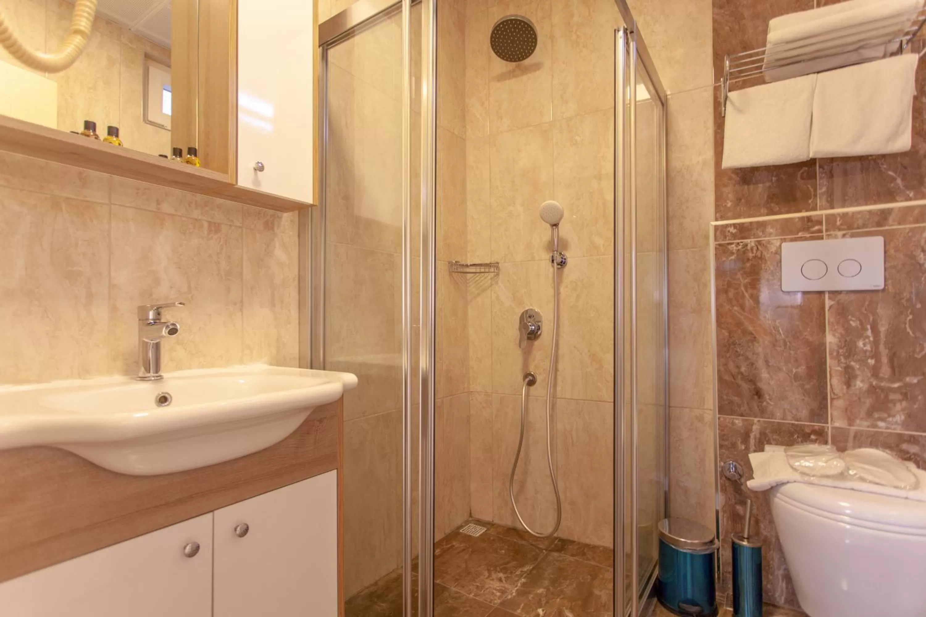 Shower in Ozmen Hotel Old Town Kaleiçi