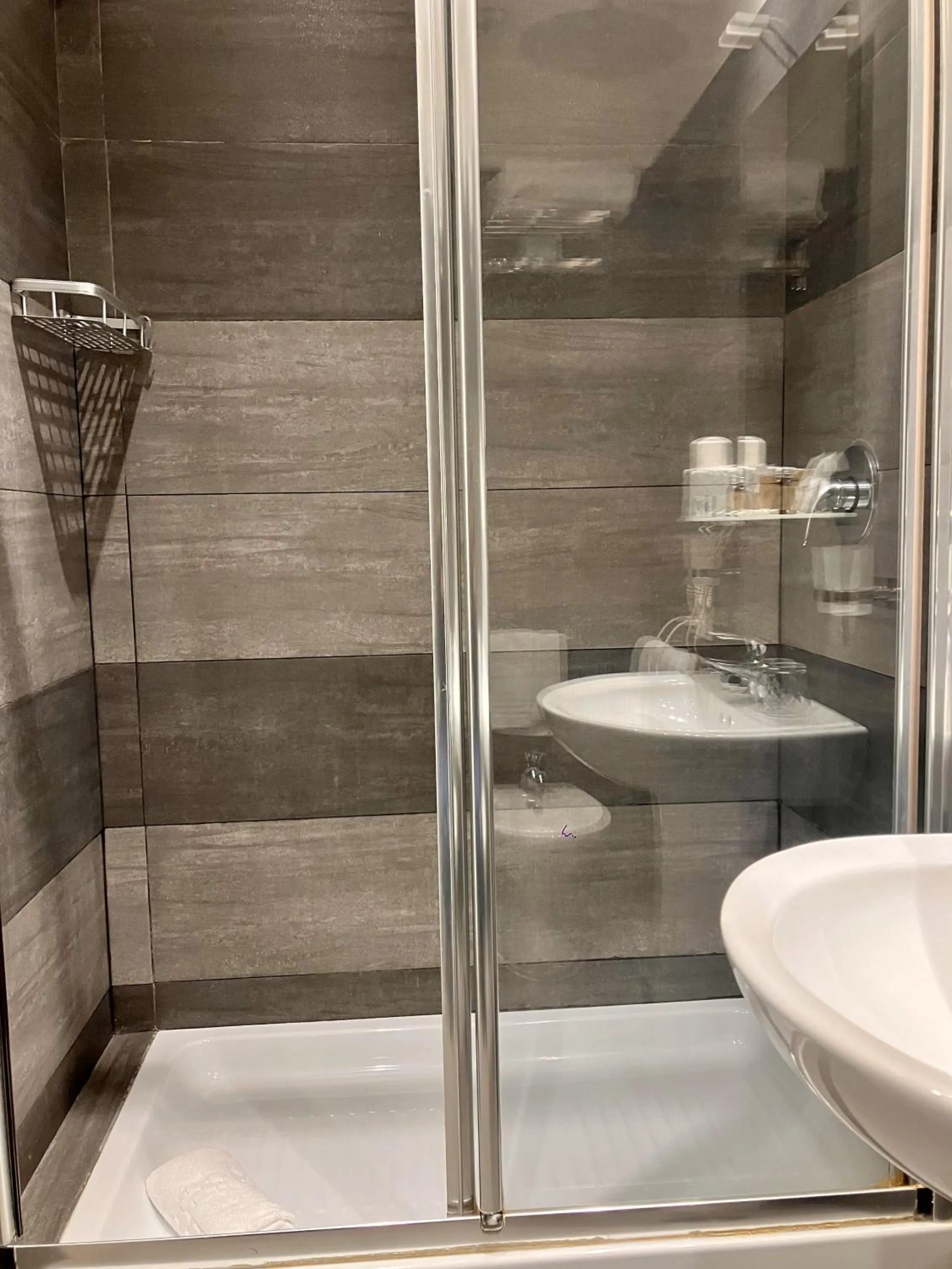 Shower in Hotel Erdarelli