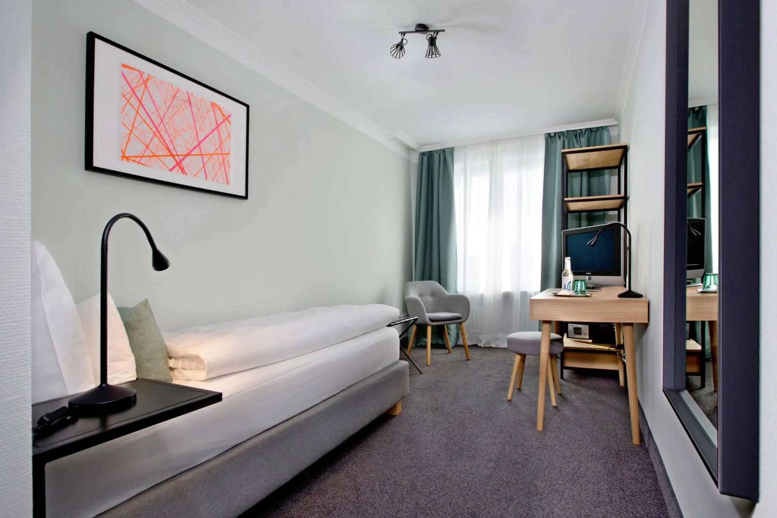 Photo of the whole room, Bed in Hotel Rotkreuzplatz