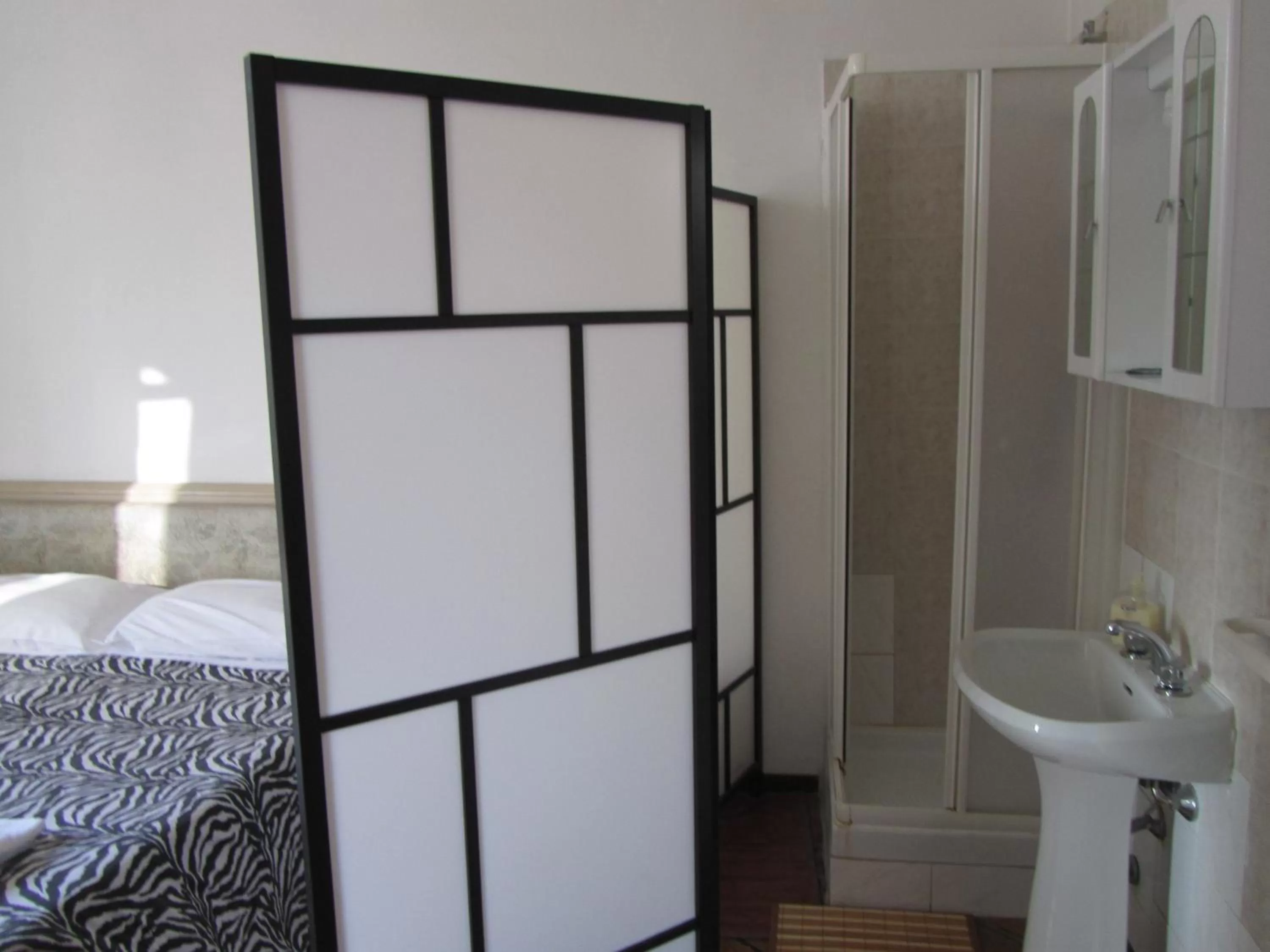 Bathroom, Bed in Hotel Gambara