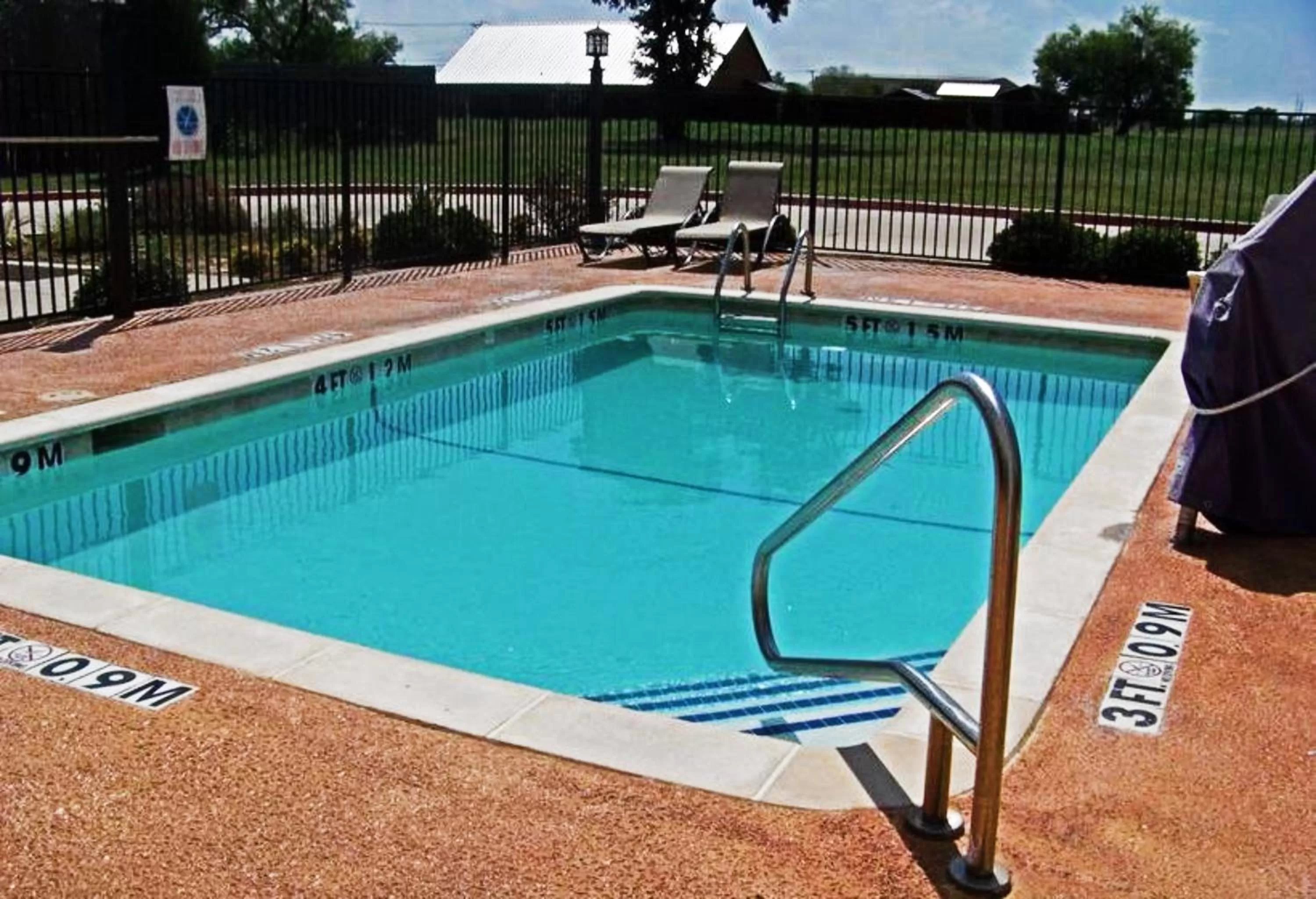 Swimming pool in Days Inn & Suites by Wyndham Mineral Wells
