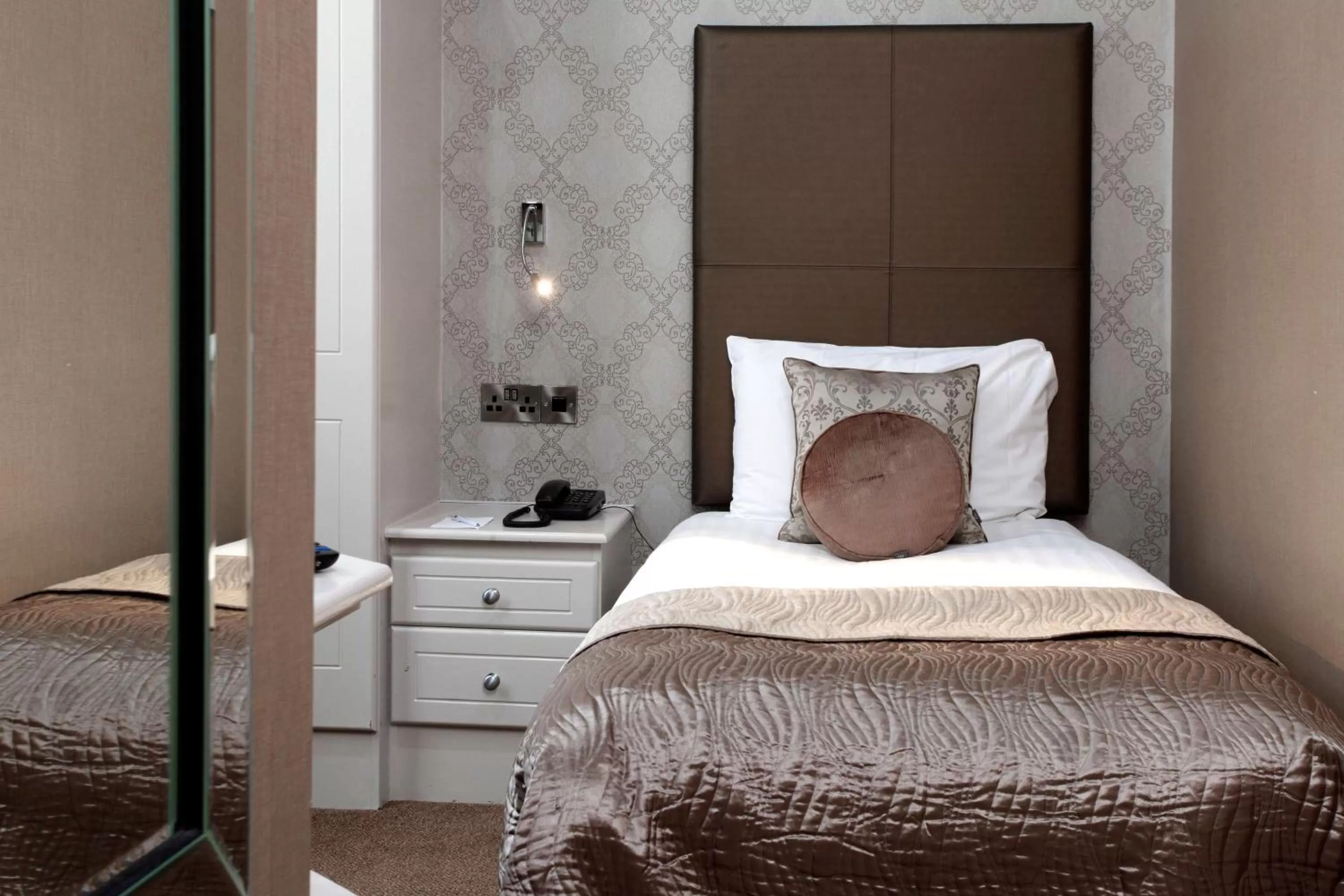 Photo of the whole room, Bed in Glendower Hotel BW Signature Collection