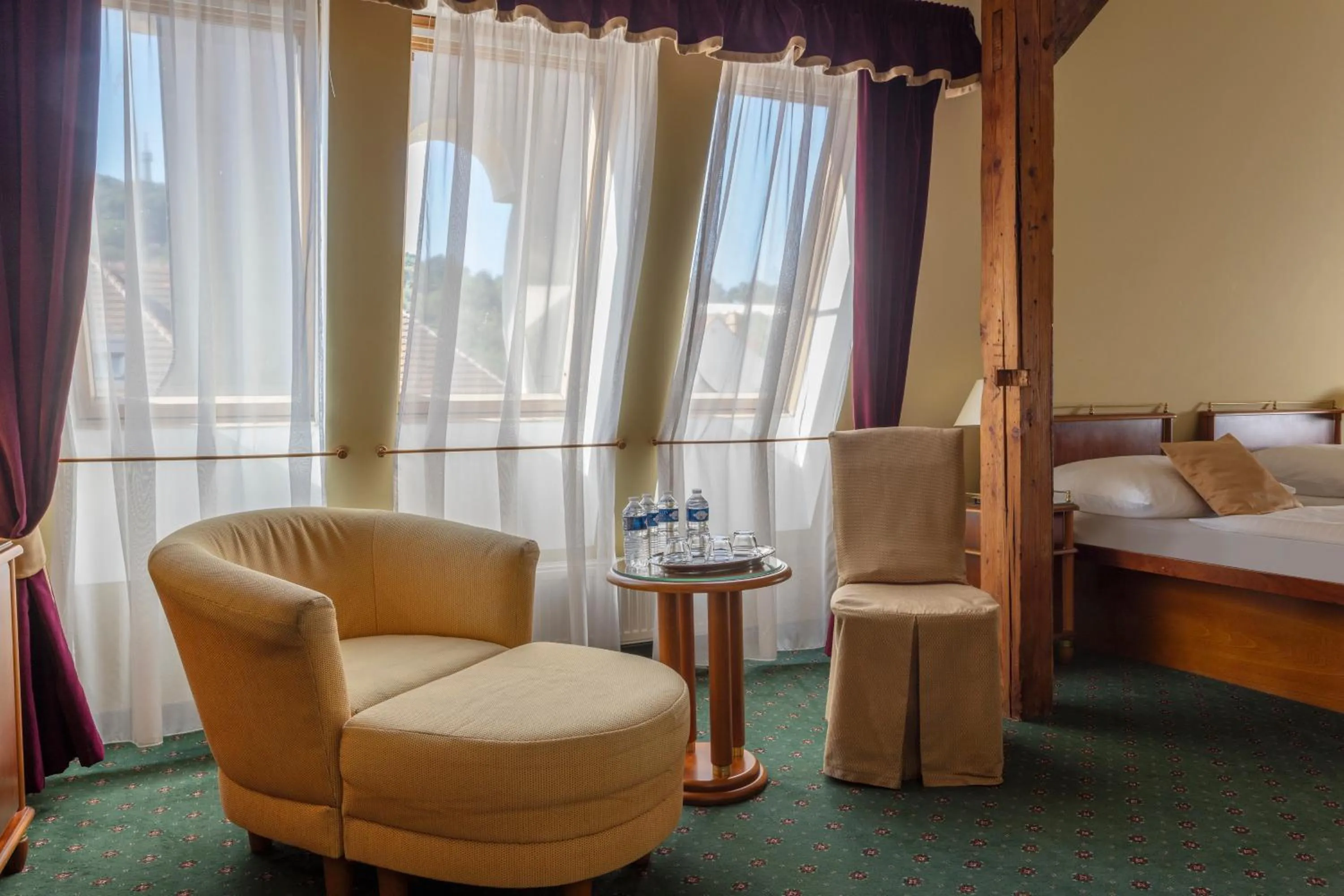 Seating area, Bed in Hotel William