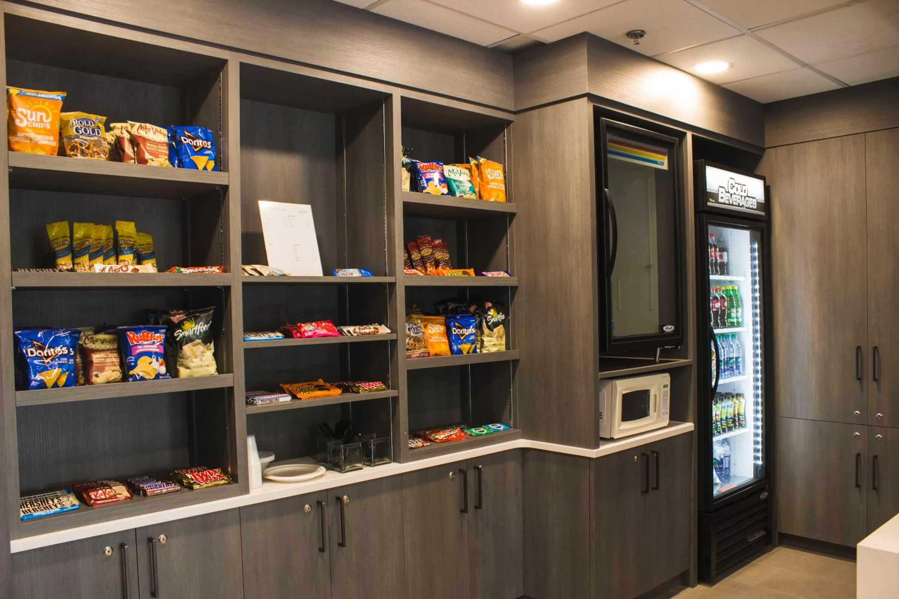 On-site shops in Country Inn & Suites by Radisson, Niagara Falls, ON