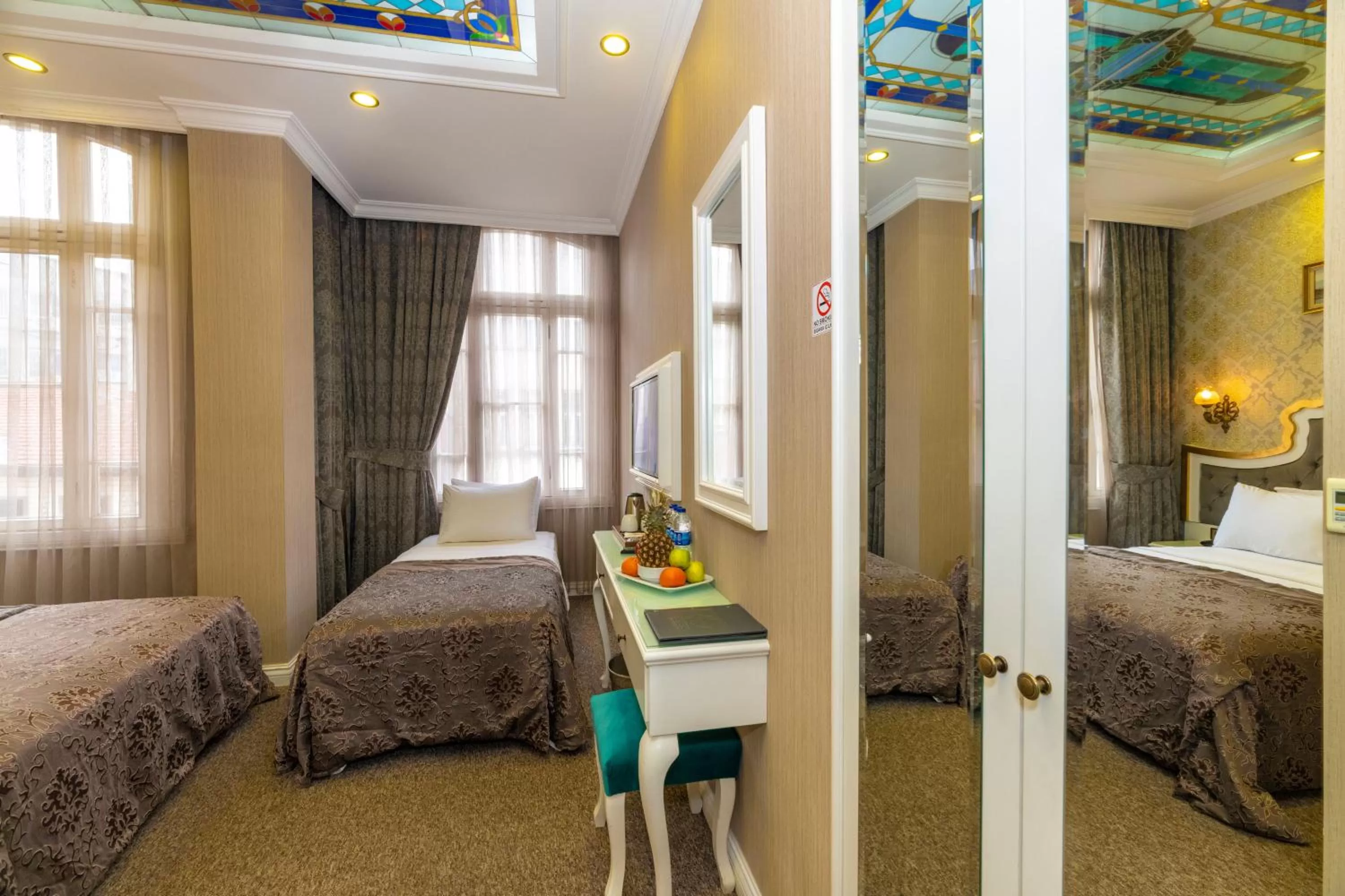 Living room, Bed in Alpek Hotel