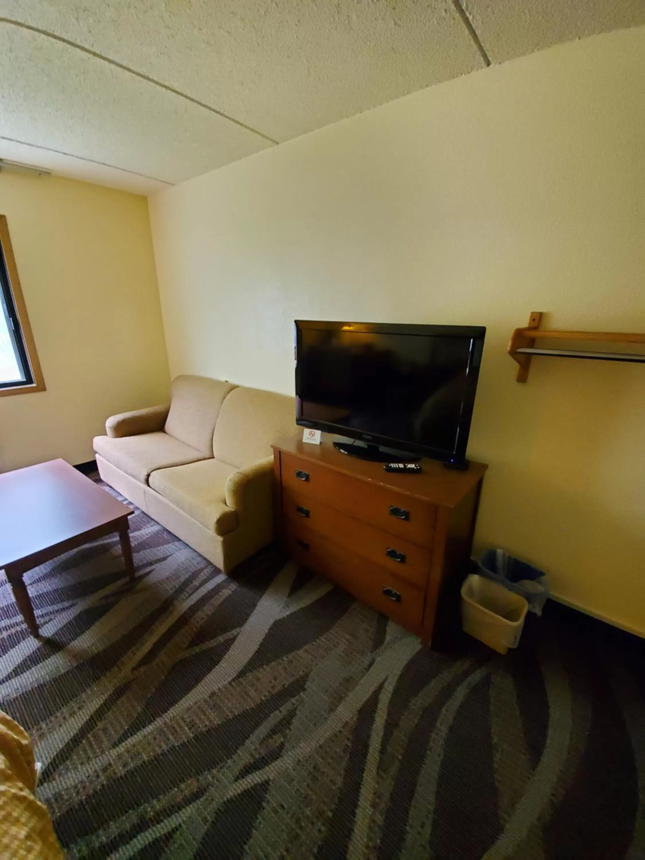 TV and multimedia, Bed in Boarders Inn and Suites by Cobblestone Hotels - Ripon