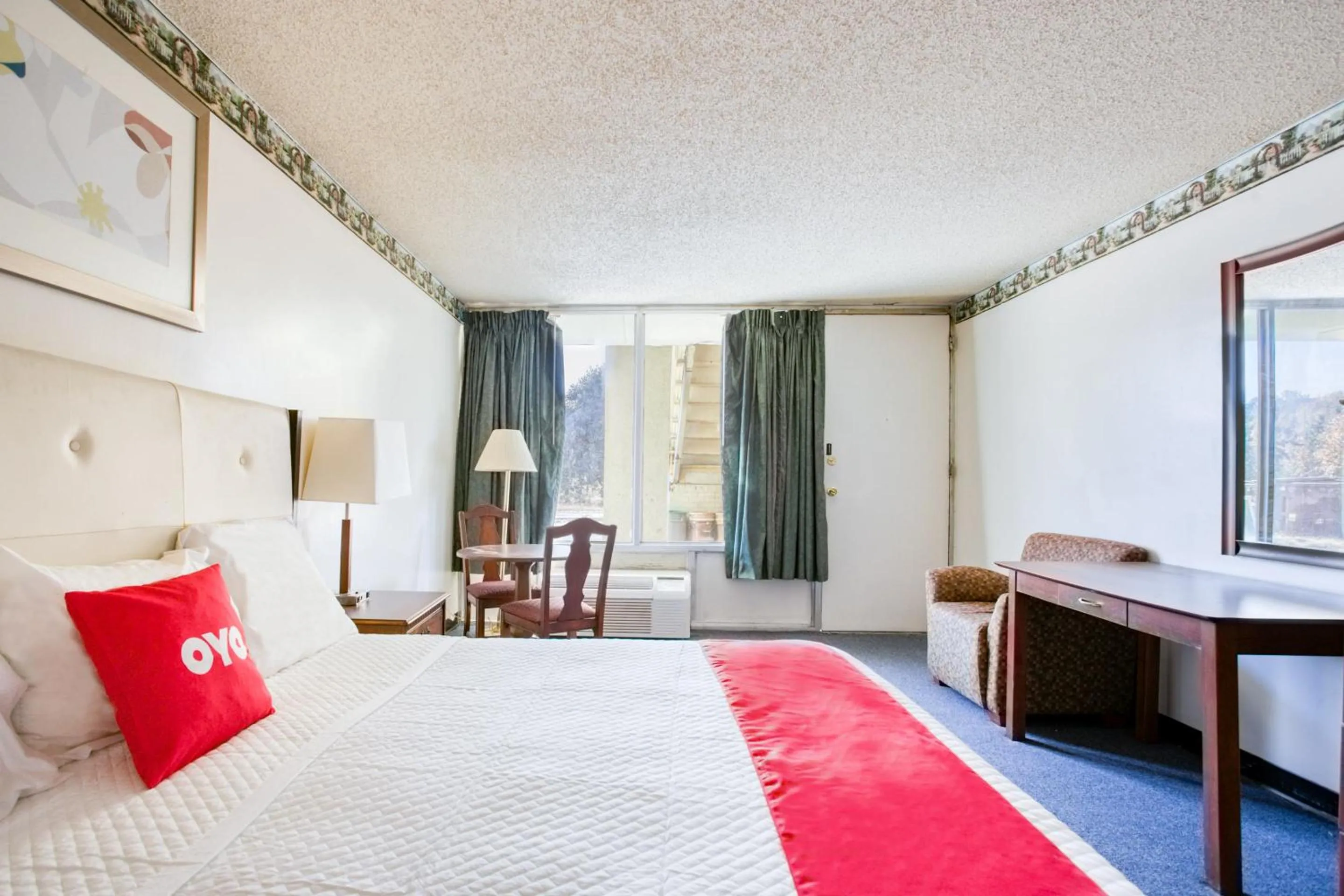 Bedroom, Bed in OYO Hotel Petersburg VA - Templeton