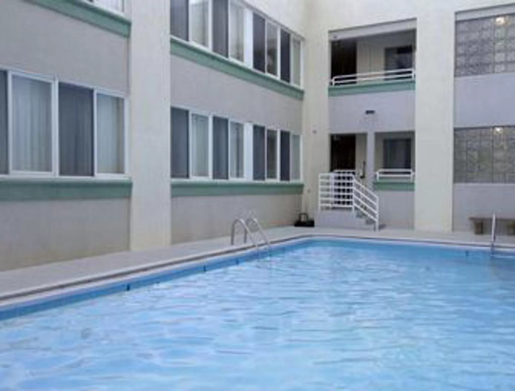 Swimming pool in Howard Johnson by Wyndham Atlantic City