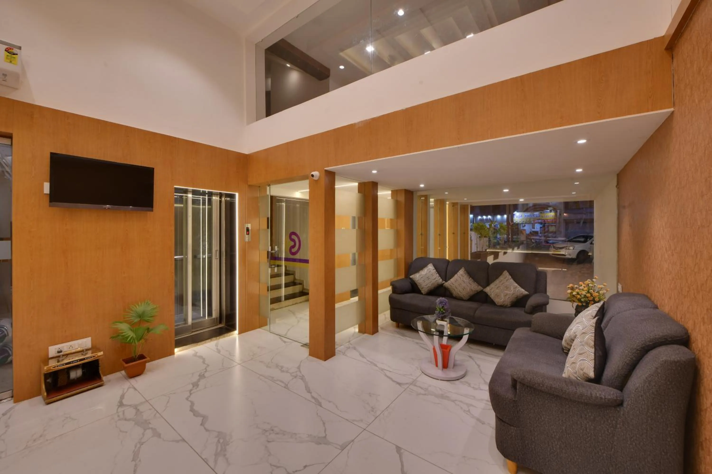 Communal lounge/ TV room in Click Hotel by Suba, Jamnagar