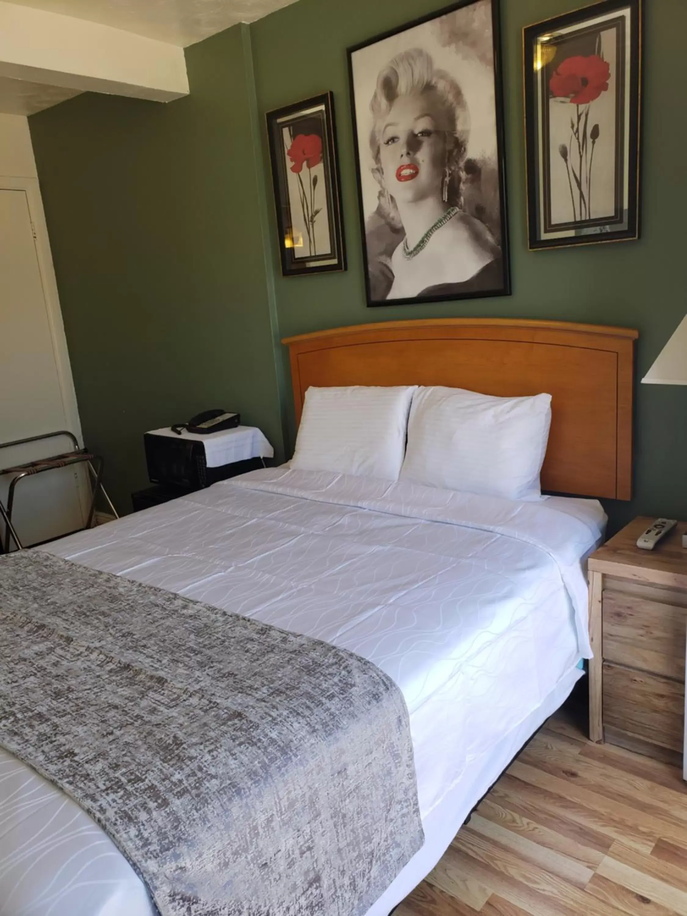 Queen Room in Deluxe Inn Queen Room in Deluxe Inn