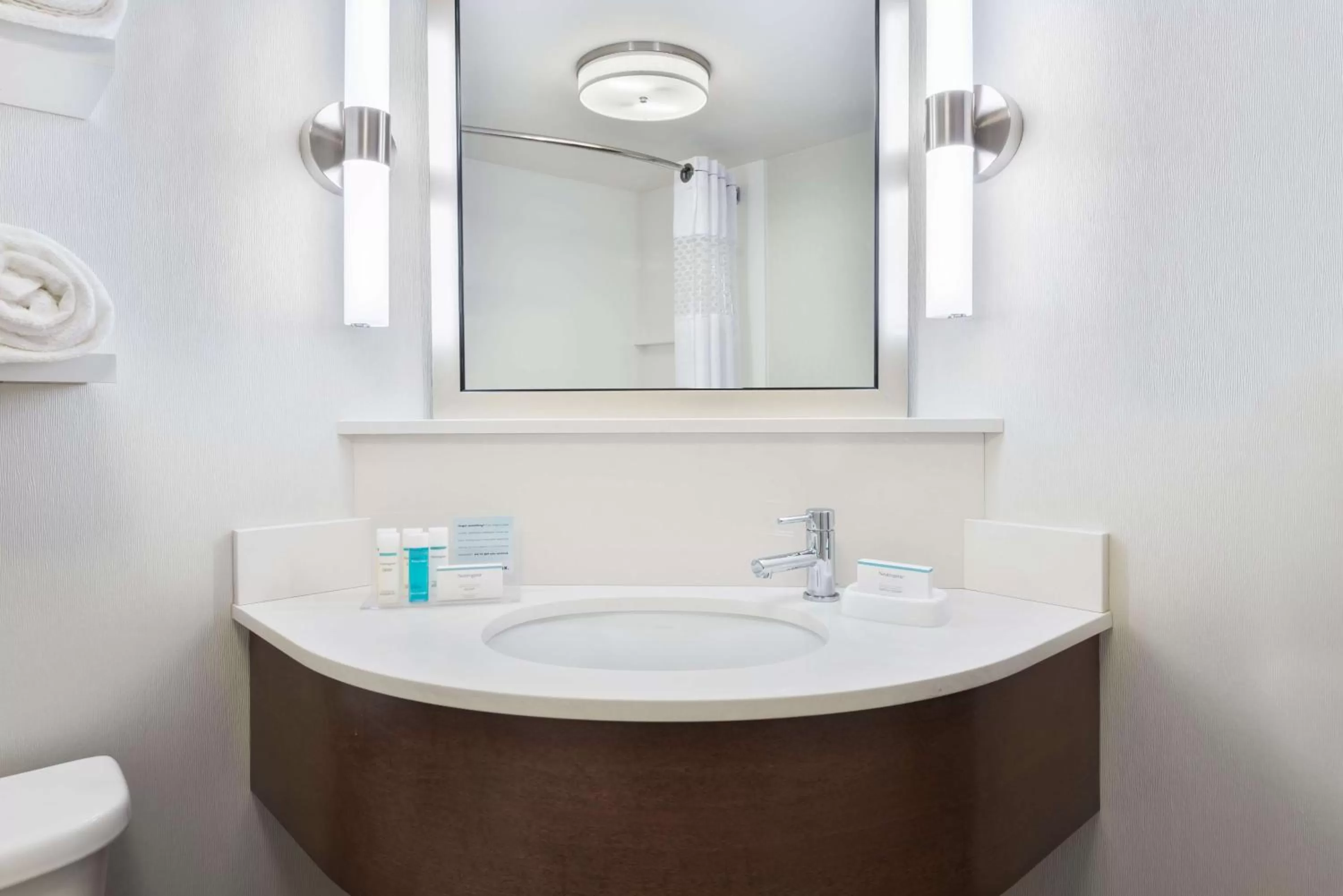 Bathroom in Hampton Inn Boston / Marlborough