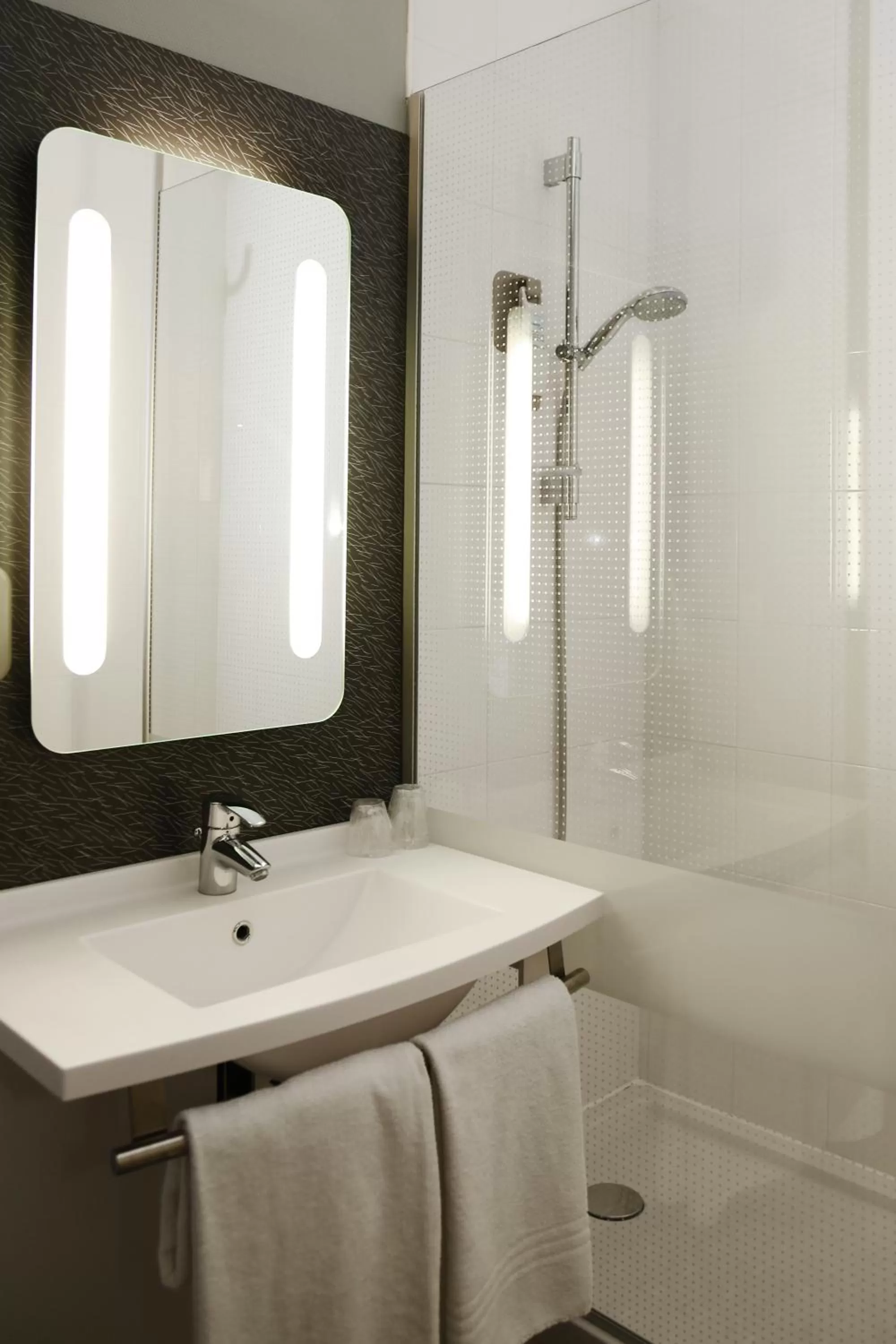 Bathroom in ibis Orange Centre Echangeur A7 A9