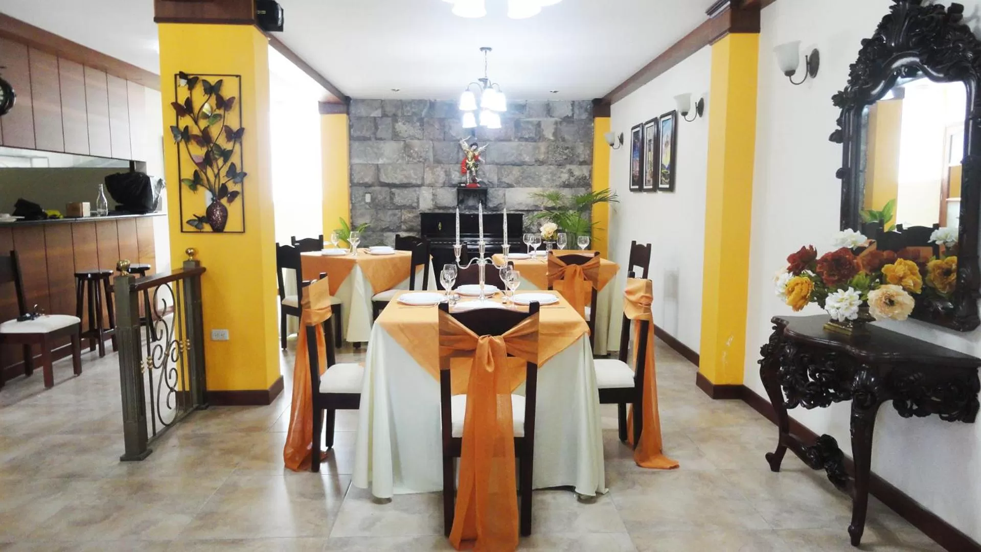 Restaurant/places to eat in El Cardenal Hotel