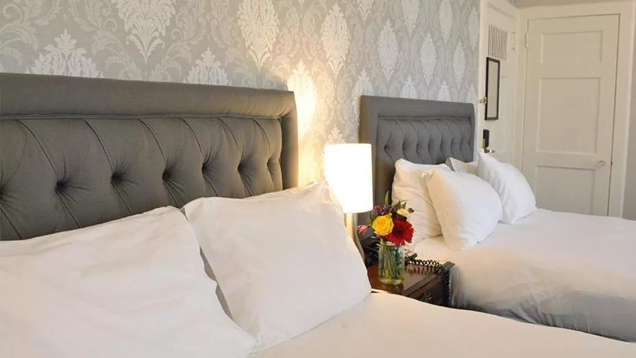 Bed in Hawthorne Hotel