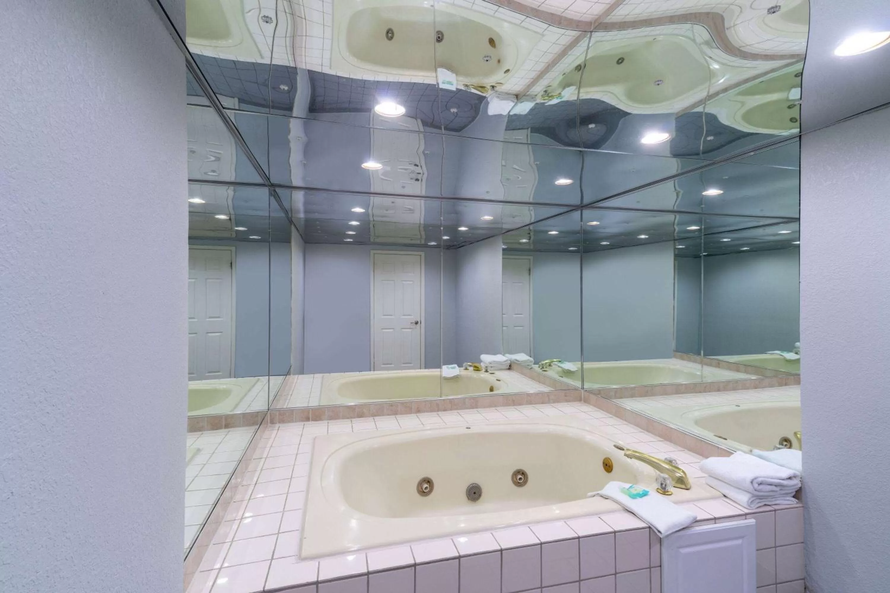 Bathroom in Pigeon Forge Parkway Inn