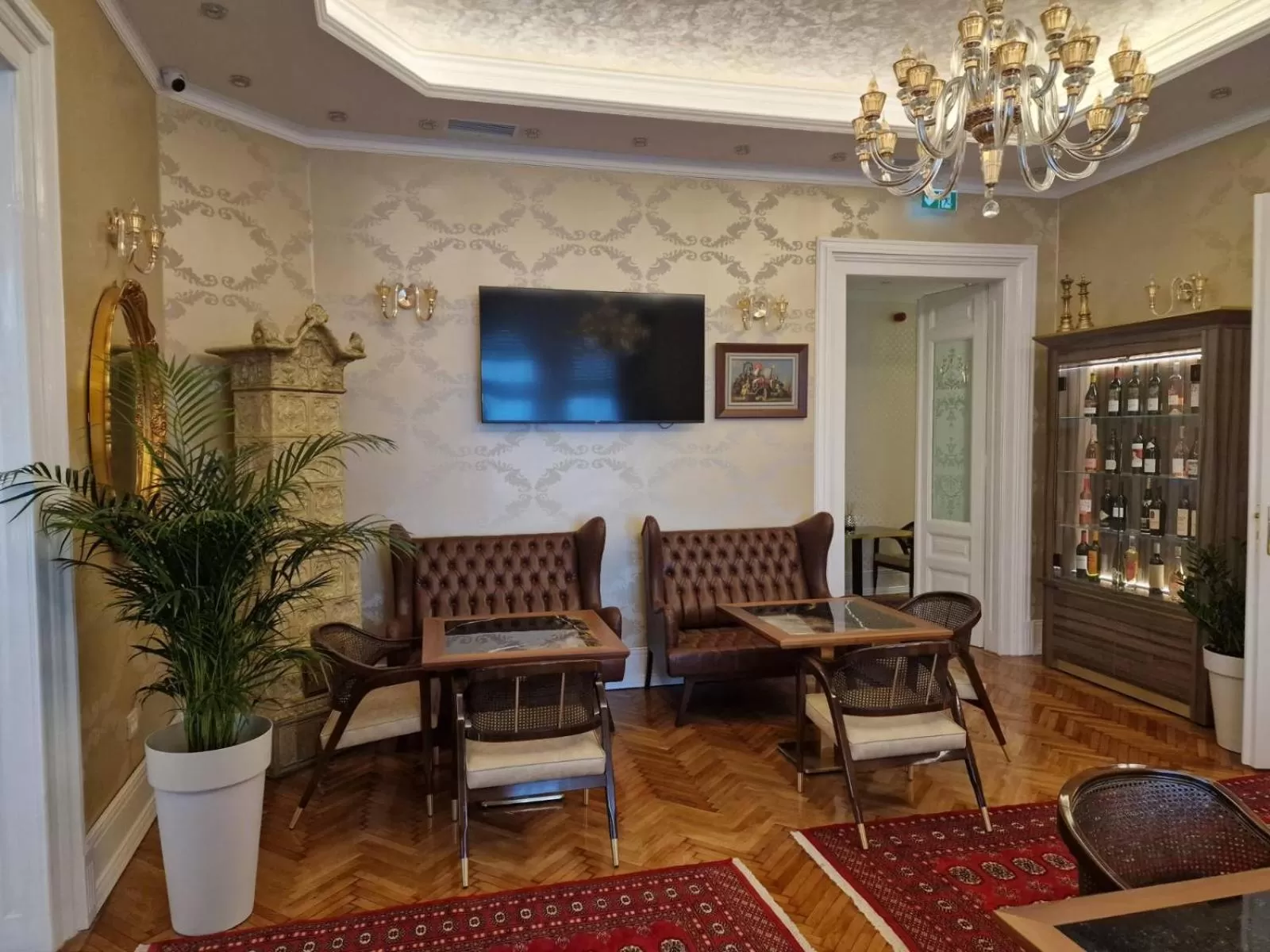 Restaurant/places to eat in Queen Palace