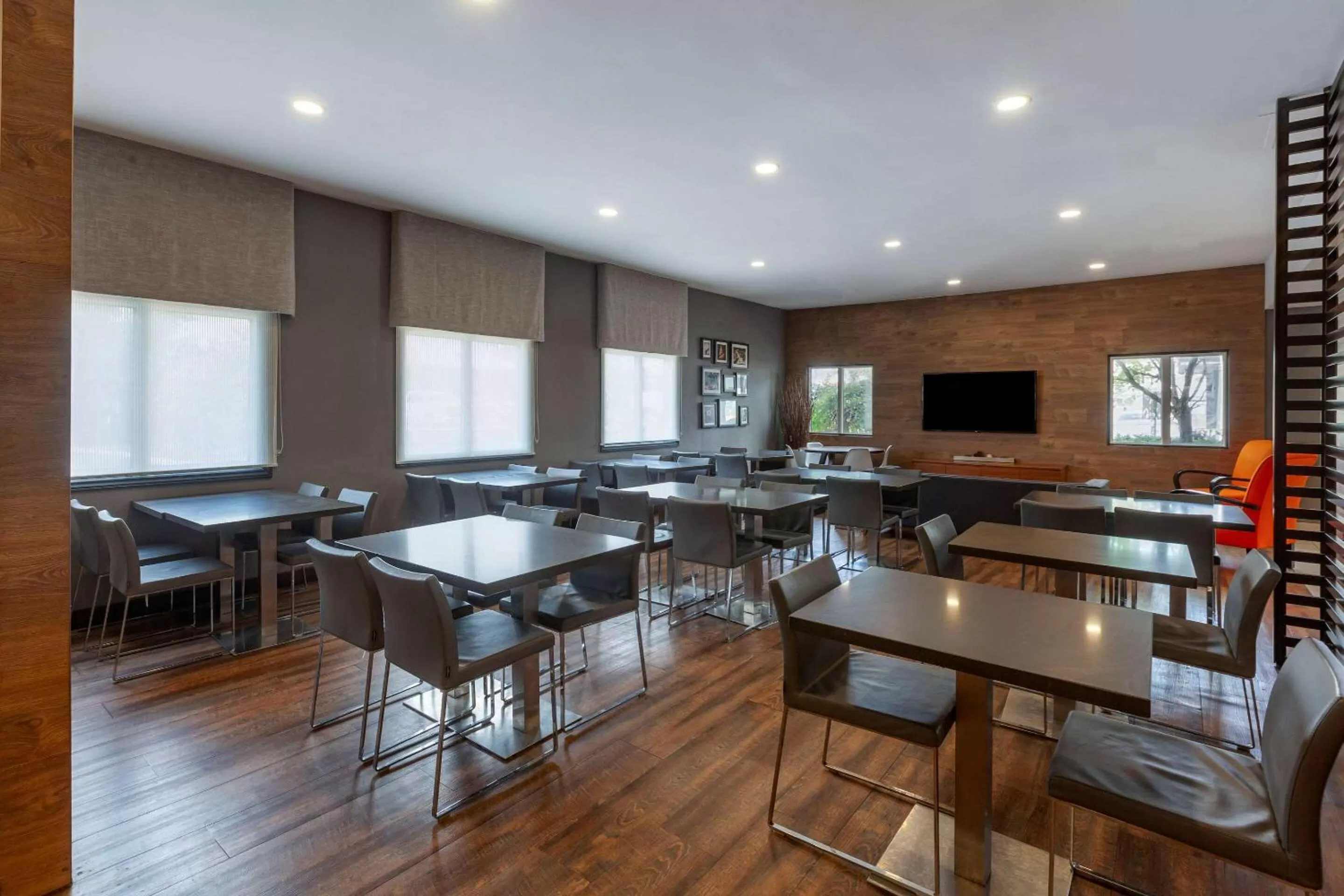 Breakfast in Quality Inn Airport West