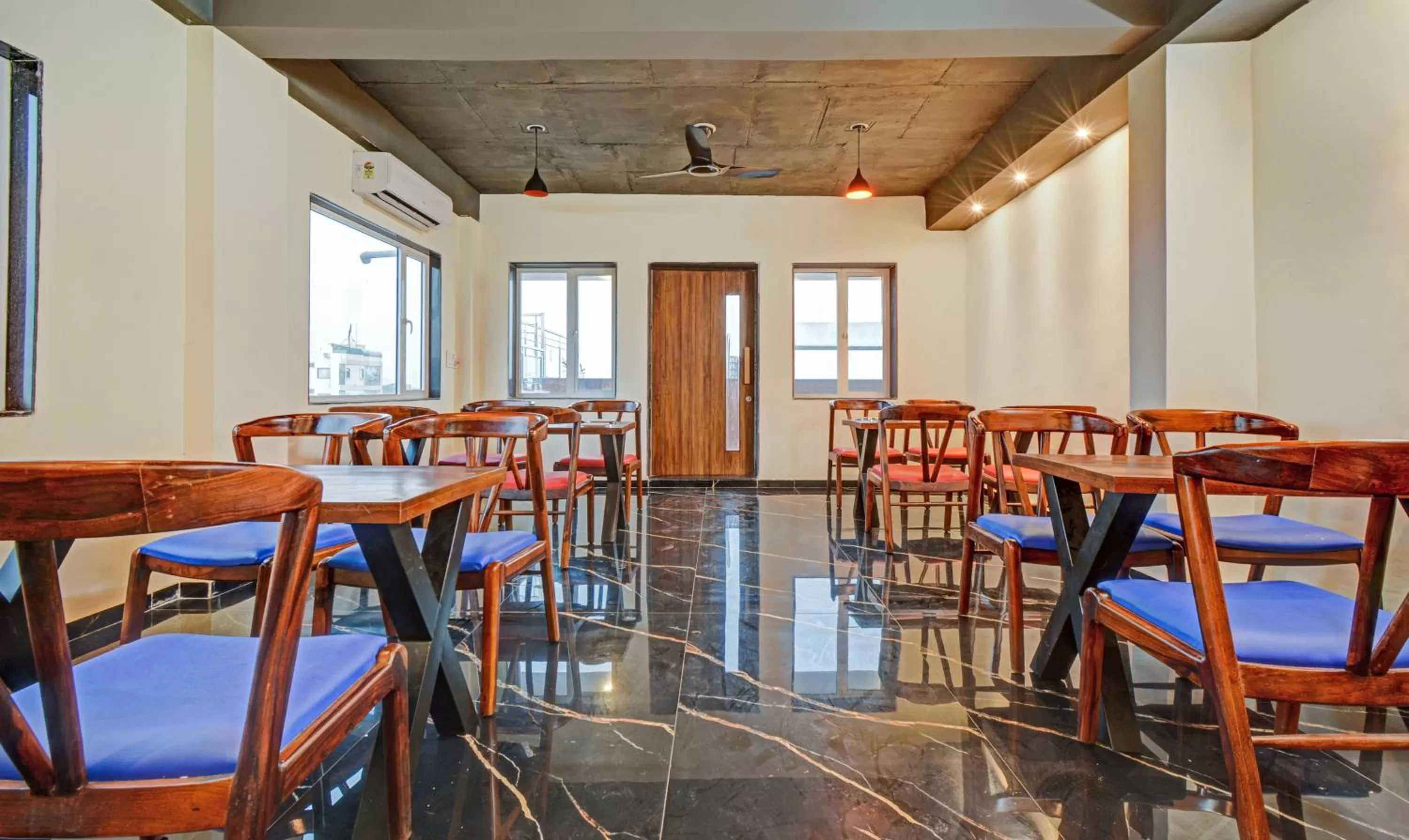 Restaurant/places to eat in Tripli Hotels Le Shelton